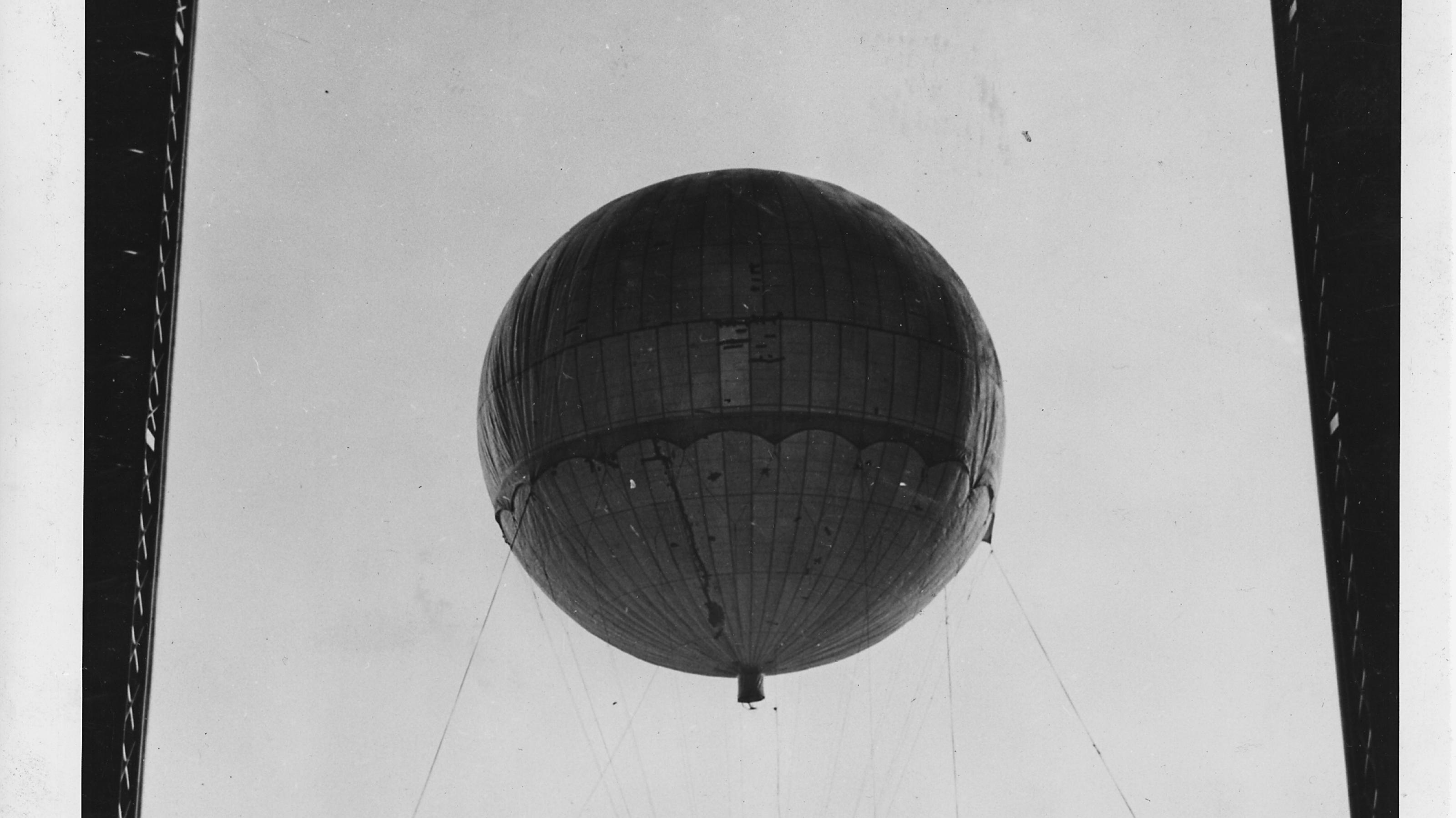 Schwarz-Weiß-Foto eines japanischen Ballons aus dem Zweiten Weltkrieg, der zu Testzwecken vom US-Militär erneut aufgeblasen wurde.