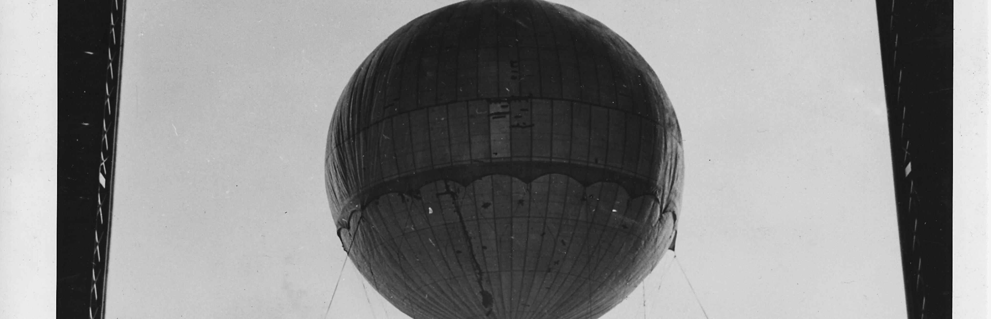 Schwarz-Weiß-Foto eines japanischen Ballons aus dem Zweiten Weltkrieg, der zu Testzwecken vom US-Militär erneut aufgeblasen wurde.