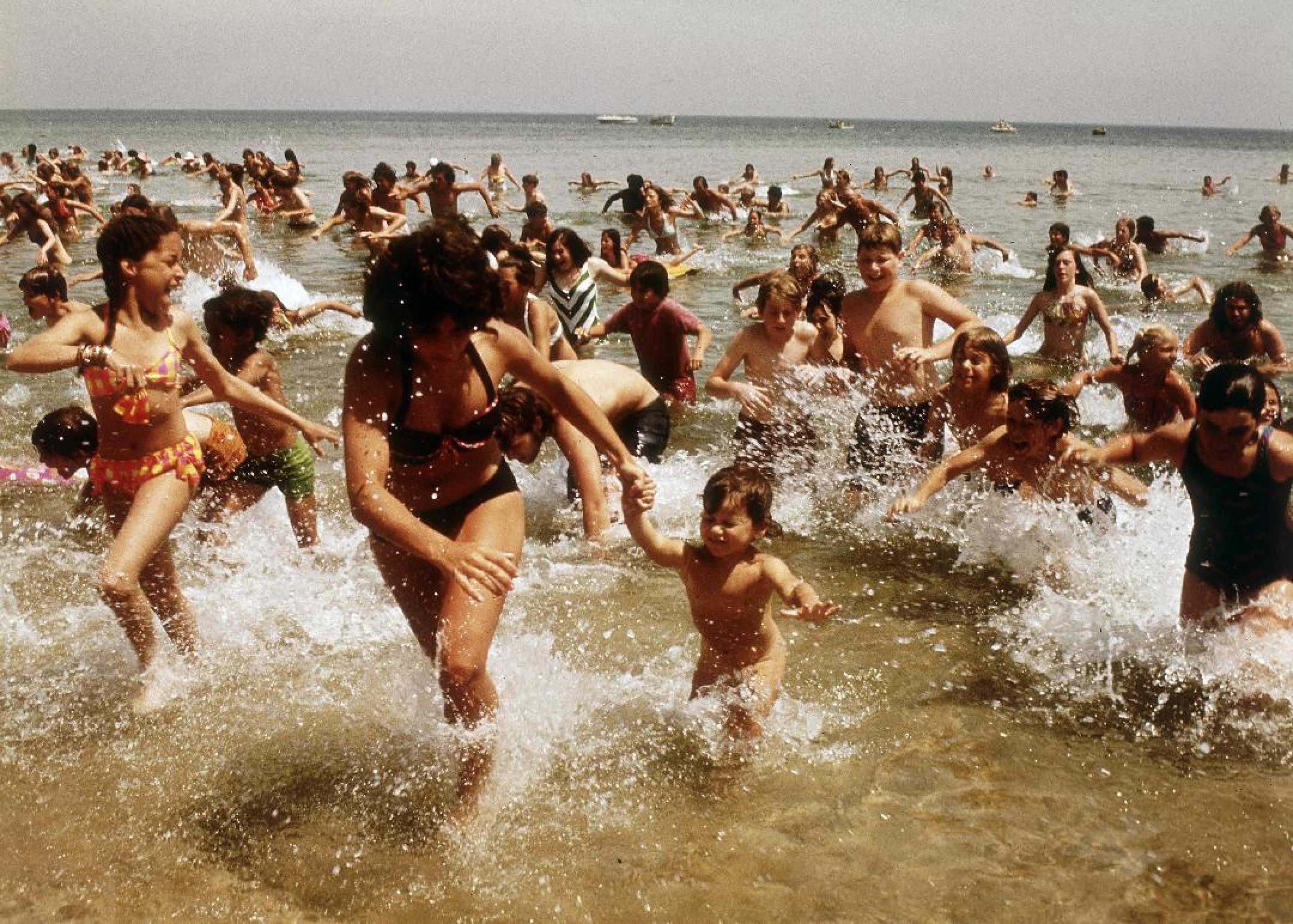 Das Foto aus Spielbergs Film „Der Weiße Hai“ zeigt Menschen in Badekleidung im Meer, die panisch ans Ufer flüchten.