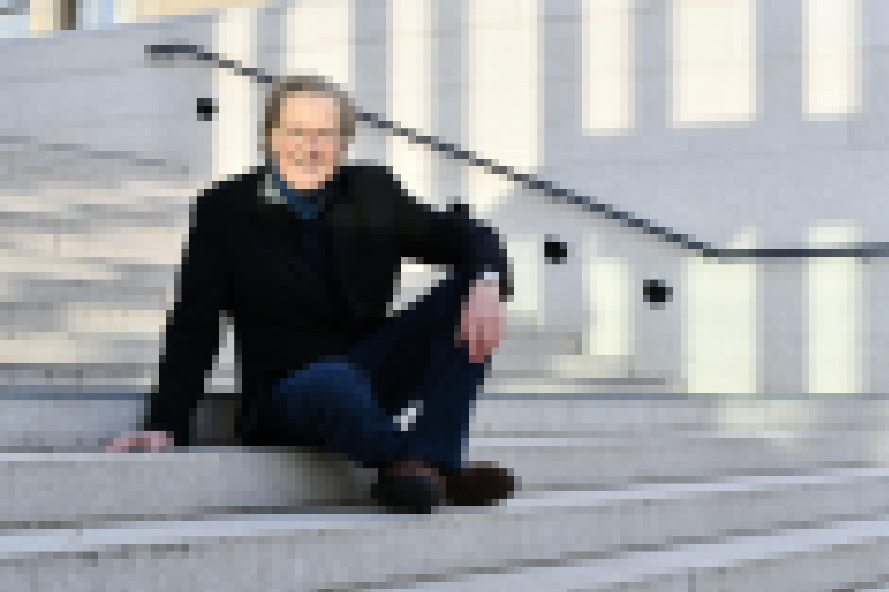Der Autor, Arzt, Neurowissenschaftler und Psychotherapeut Joachim Bauer sitzt auf einer Treppe in Berlin.