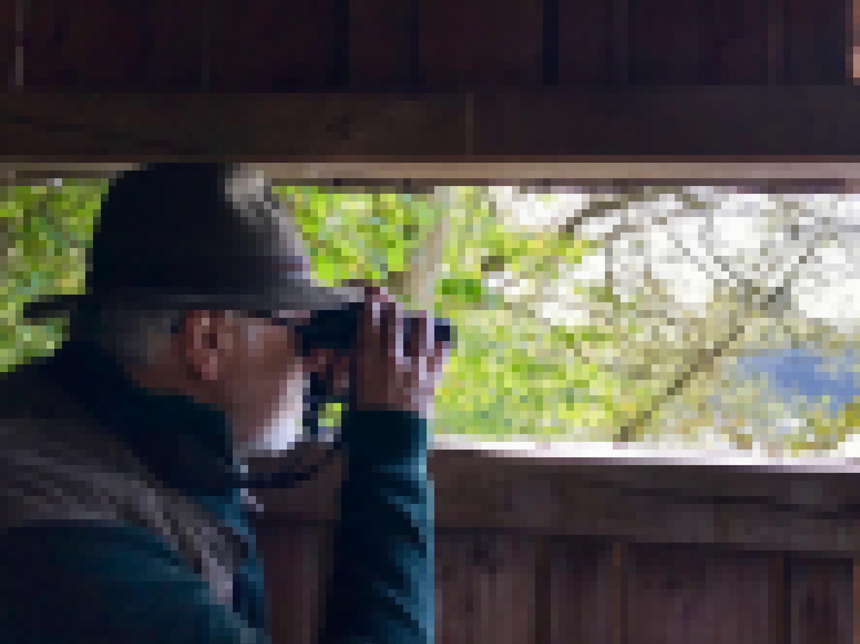 Der Ornithologe schaut in der Beobachtungshütte durch sein Fernglas
