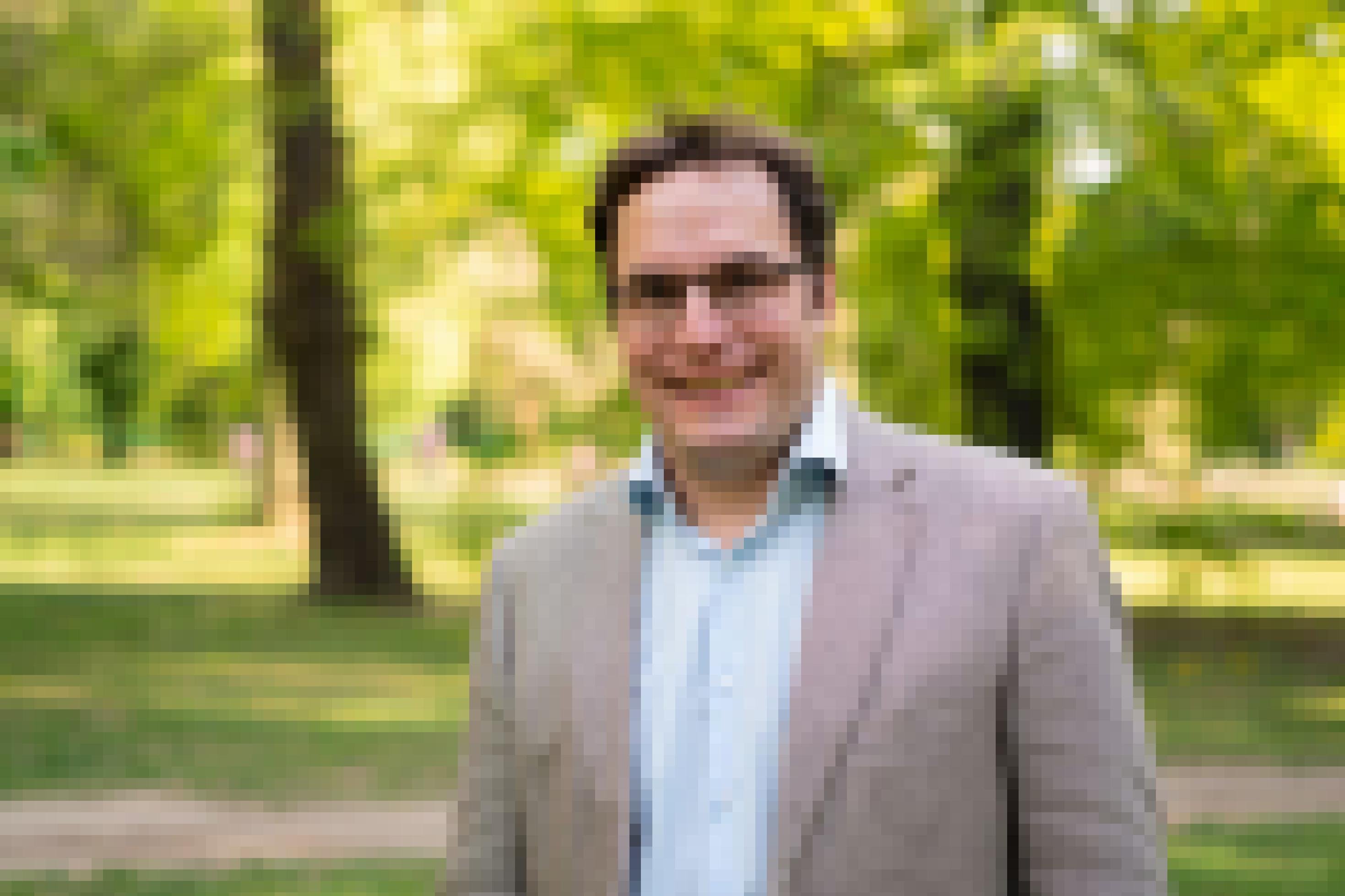 Johannes Quaas, Meteorologe an der Universität Leipzig, steht lächelnd im Grünen. er trägt eine Brille, ein hellblaues Hemd und eine graue Jacke.