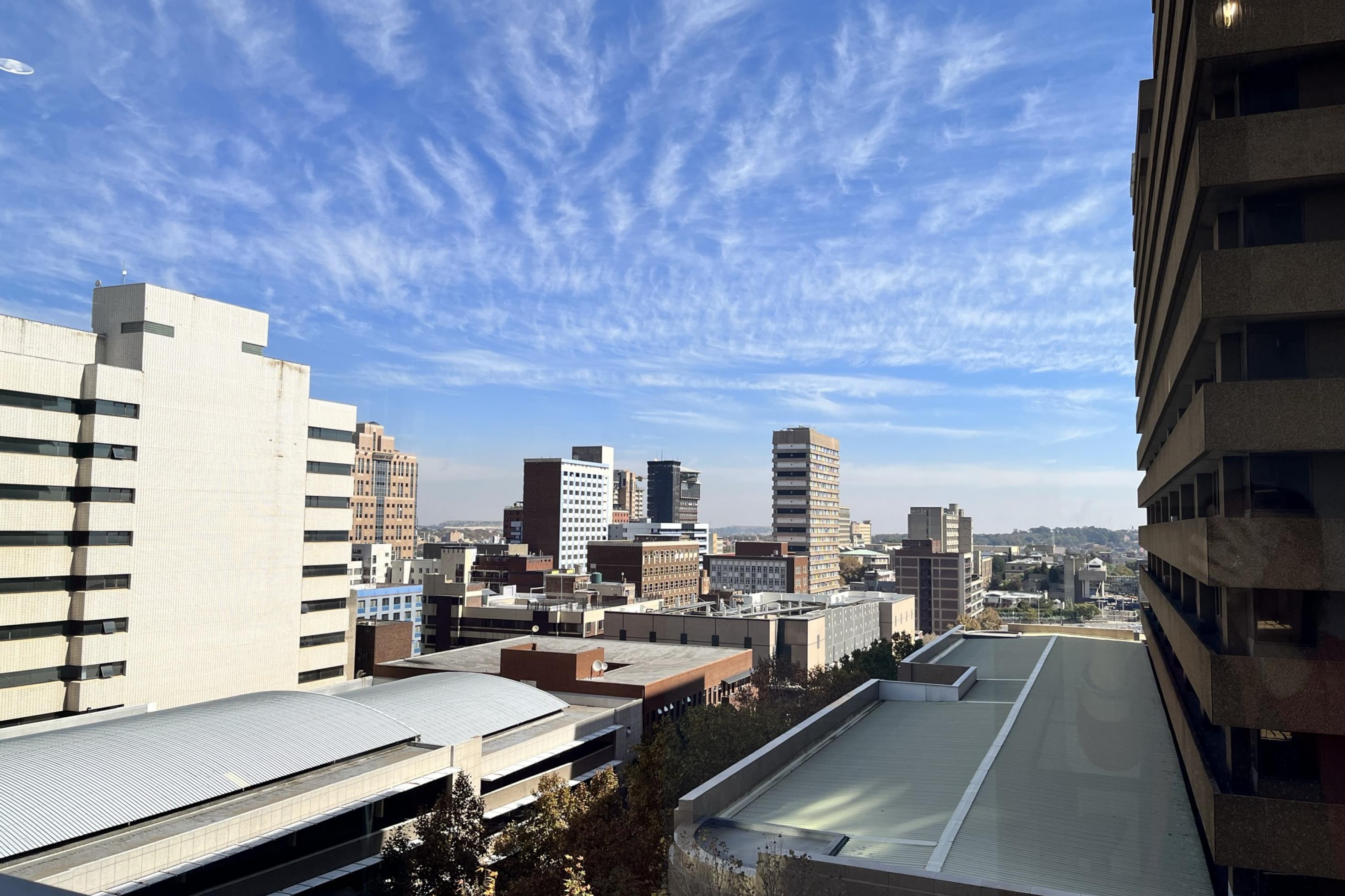 Ein Blick auf die Skyline und die Hochhäuser in Johannesburg