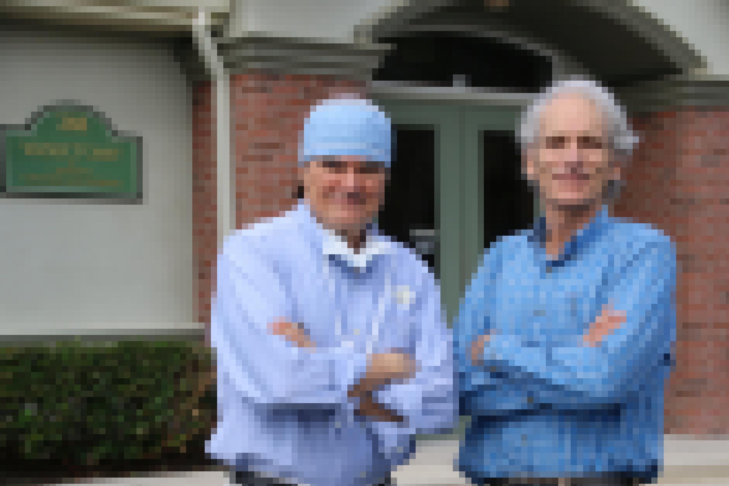 Die Urologen Douglas Stein und John Curington vor ihrer Praxis in Florida.