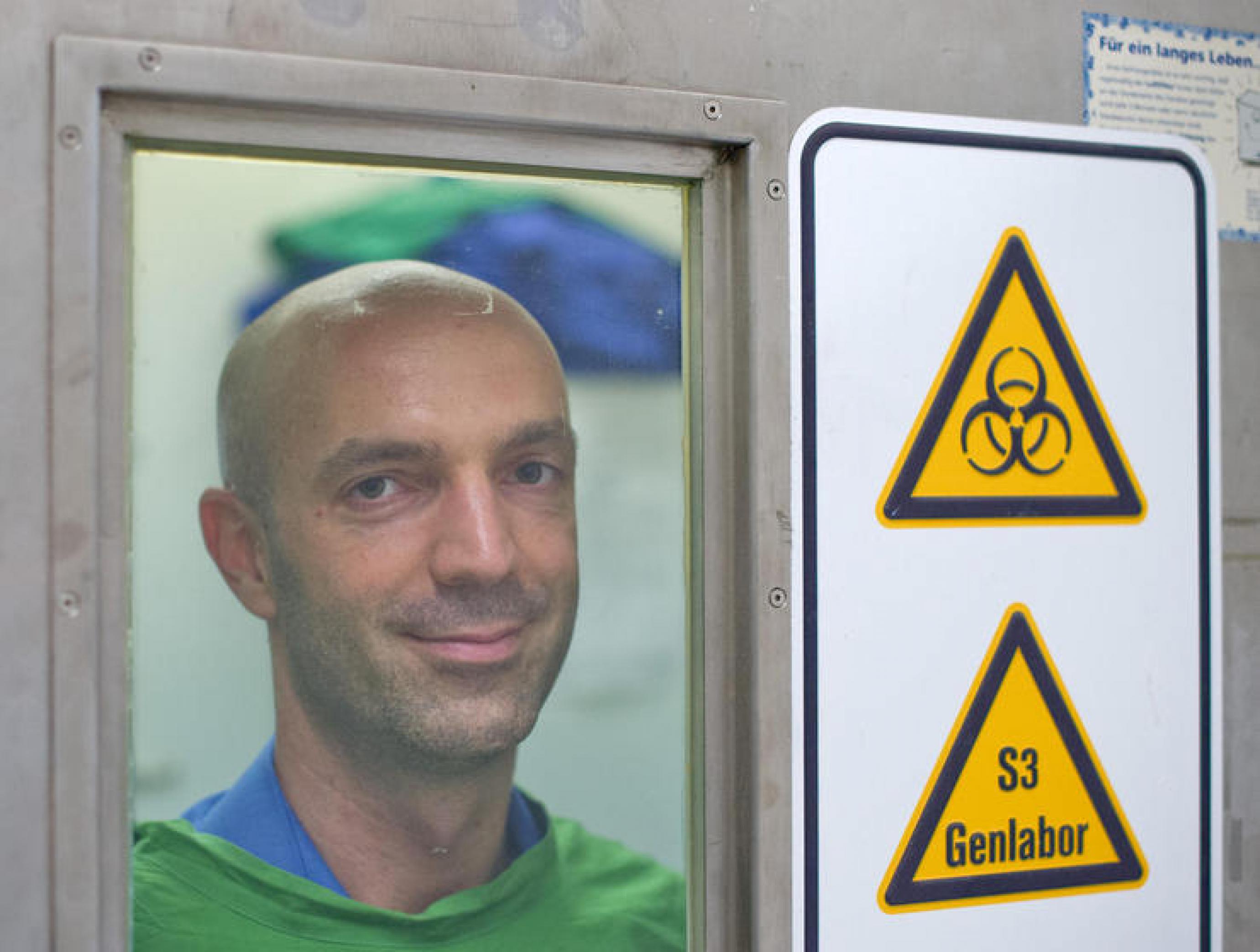 Foto zeigt den Arboviren-Experten Jonas Schmidt-Chanasit im Sicherheitslabor des Bernhard Nocht Instiuts für Tropenmedizin