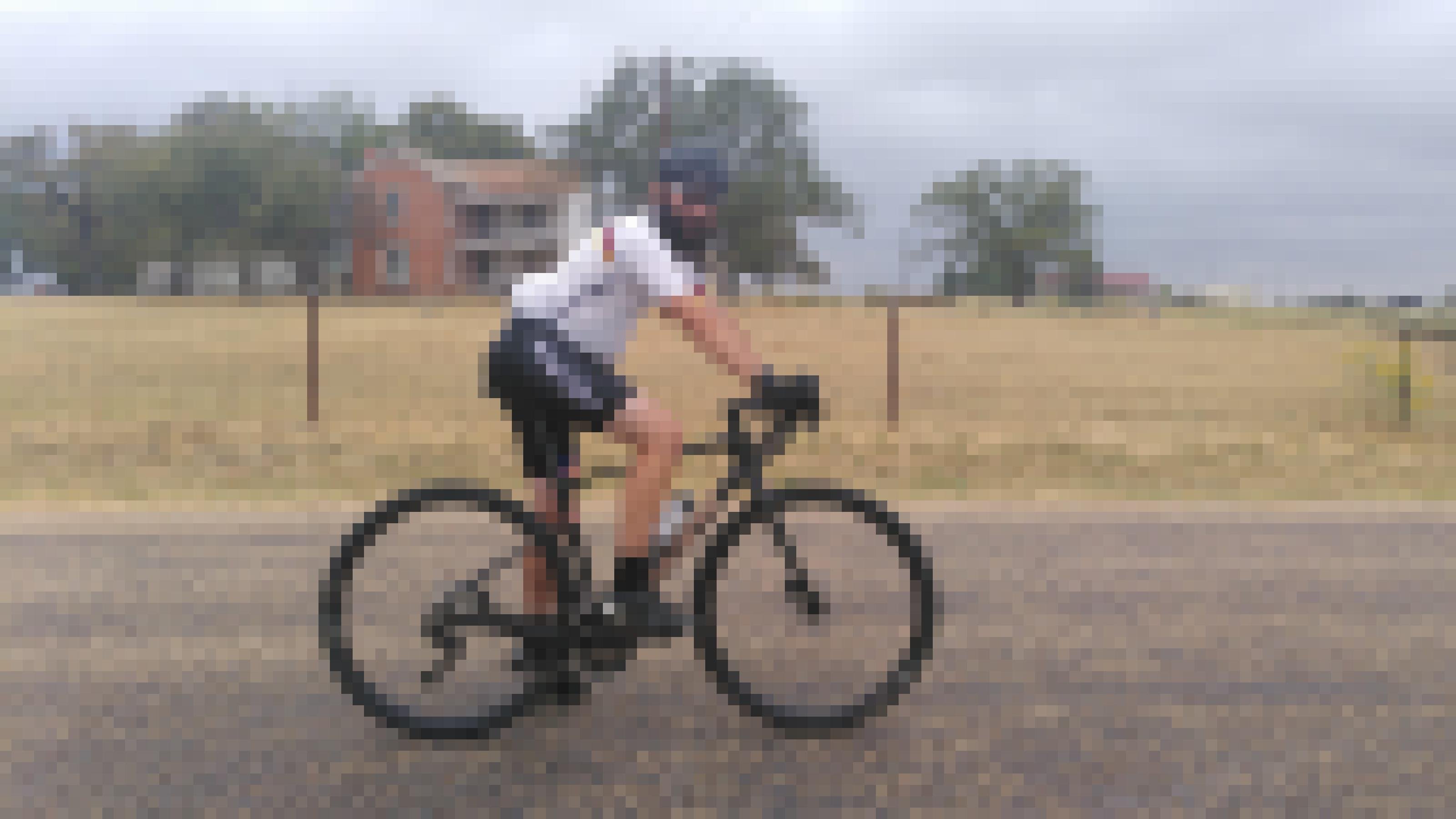 Mann fährt mit Fahrrad durch texanisches Farmland
