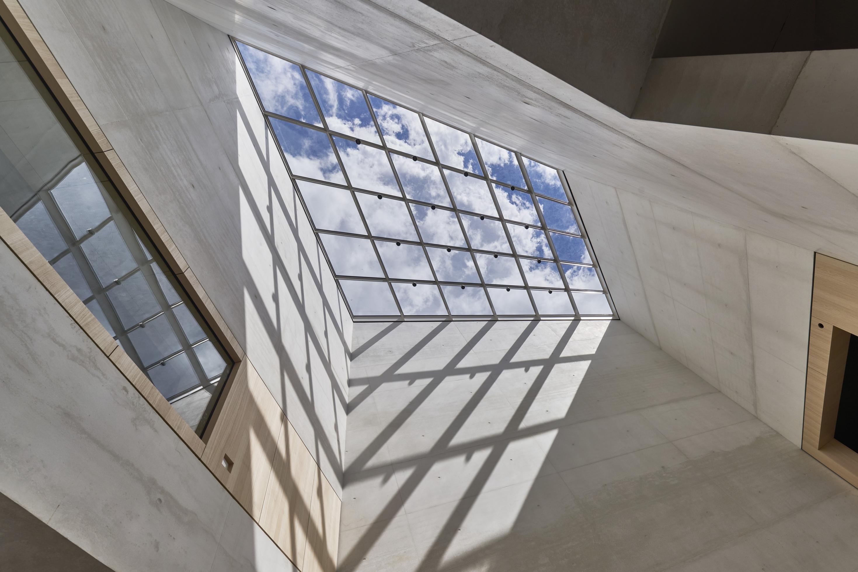 Blick  auf das Oberlicht des Neubaus des Jüdischen Museums Frankfurt von Staab Architekten.