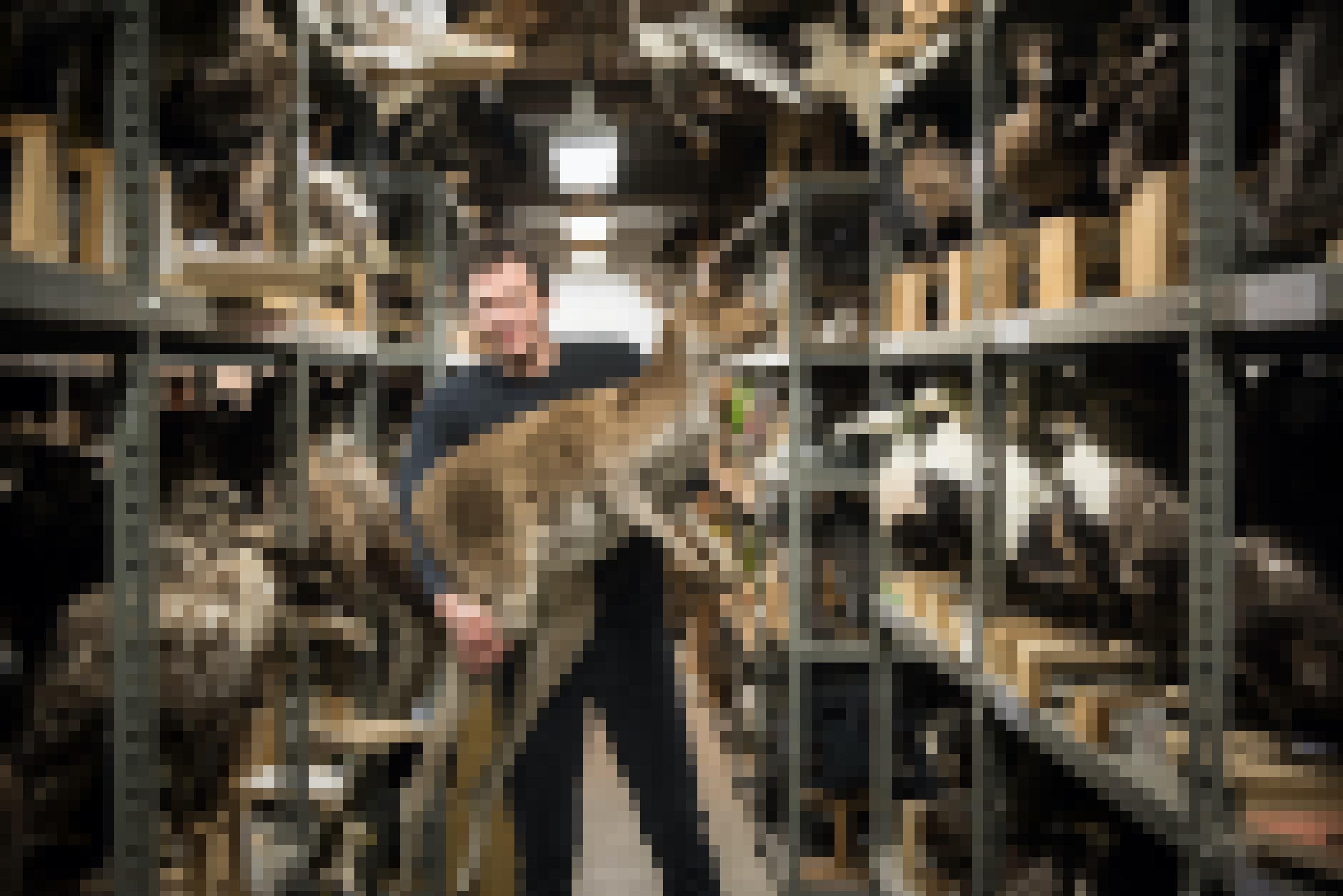 Der Forscher Jürgen Schmitz in einem Museum, im Arm ein präpariertes Känguru.