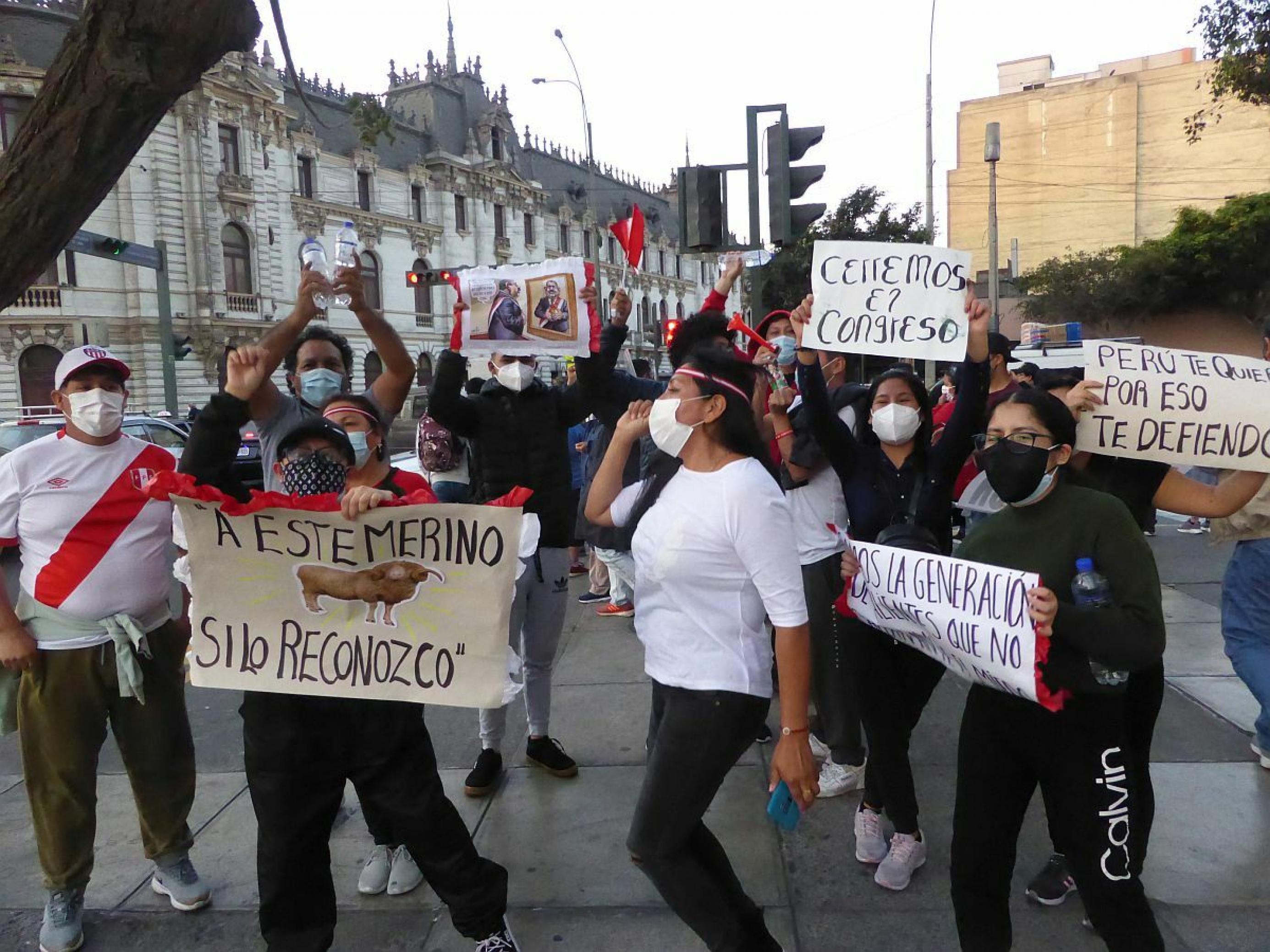 Junge Demonstrantїnnen in der Altstadt von Lima.