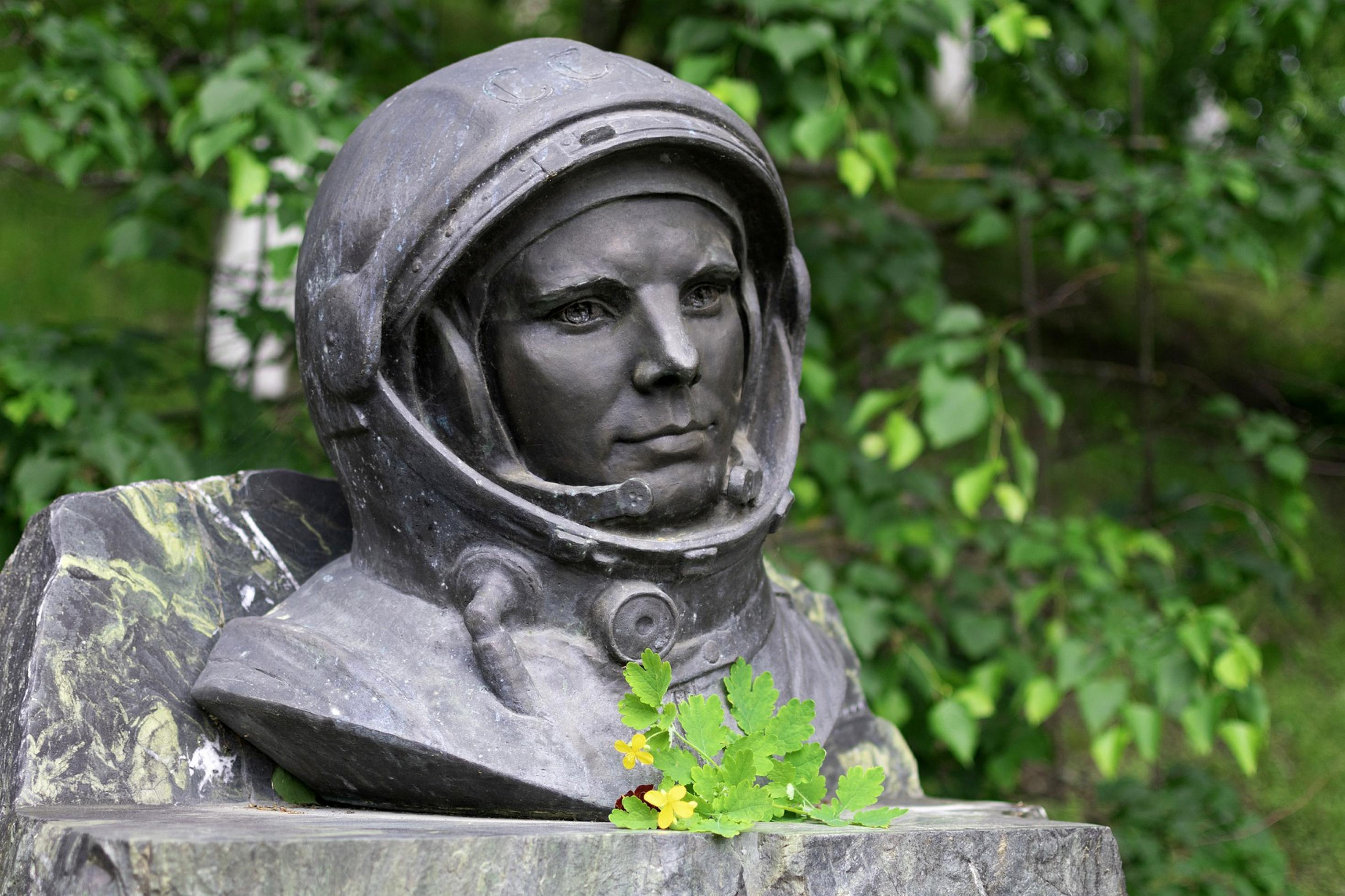 Der Russe Juri Gagarin flog am 12. April 1961 als erster Mensch ins All. Alt: Eine Steinstatue vom Kopf Juri Gagarins mit Helm, davor ein paar abgelegte Blätter