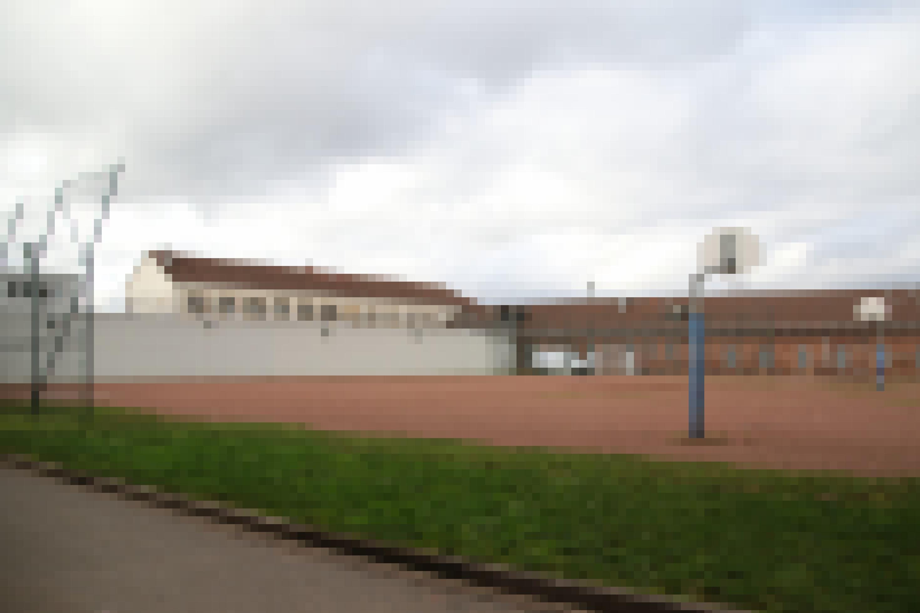 Blick in den Innenhof mit Sportplatz der JVA Zweibrücken.