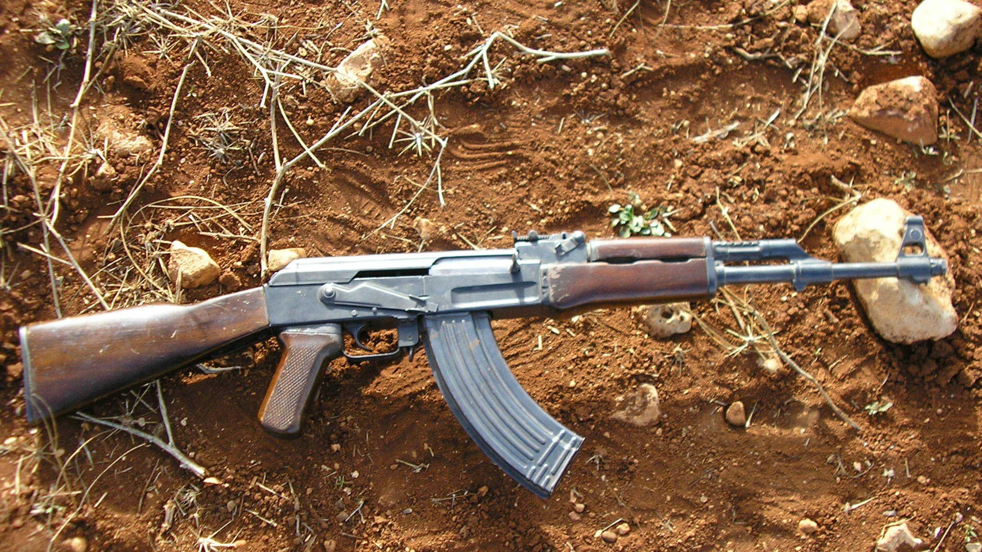Eine Kalashnikov auf dem Boden.