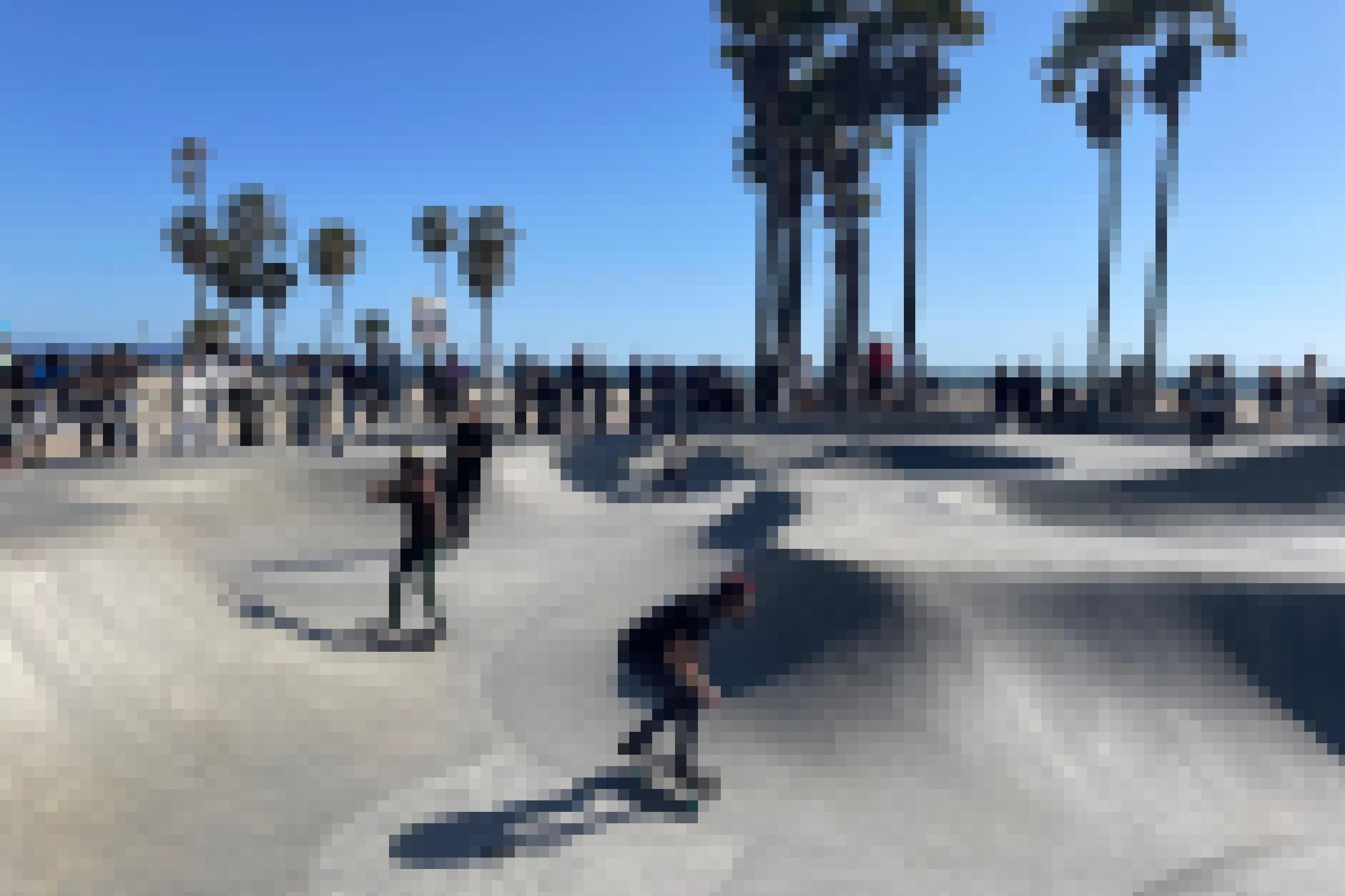 Jugendliche im Skateboard-Park in Venice Beach. Die Anlage gehört zu den Attraktionen, die nach wie vor Touristen nach Kalifornien ziehen.