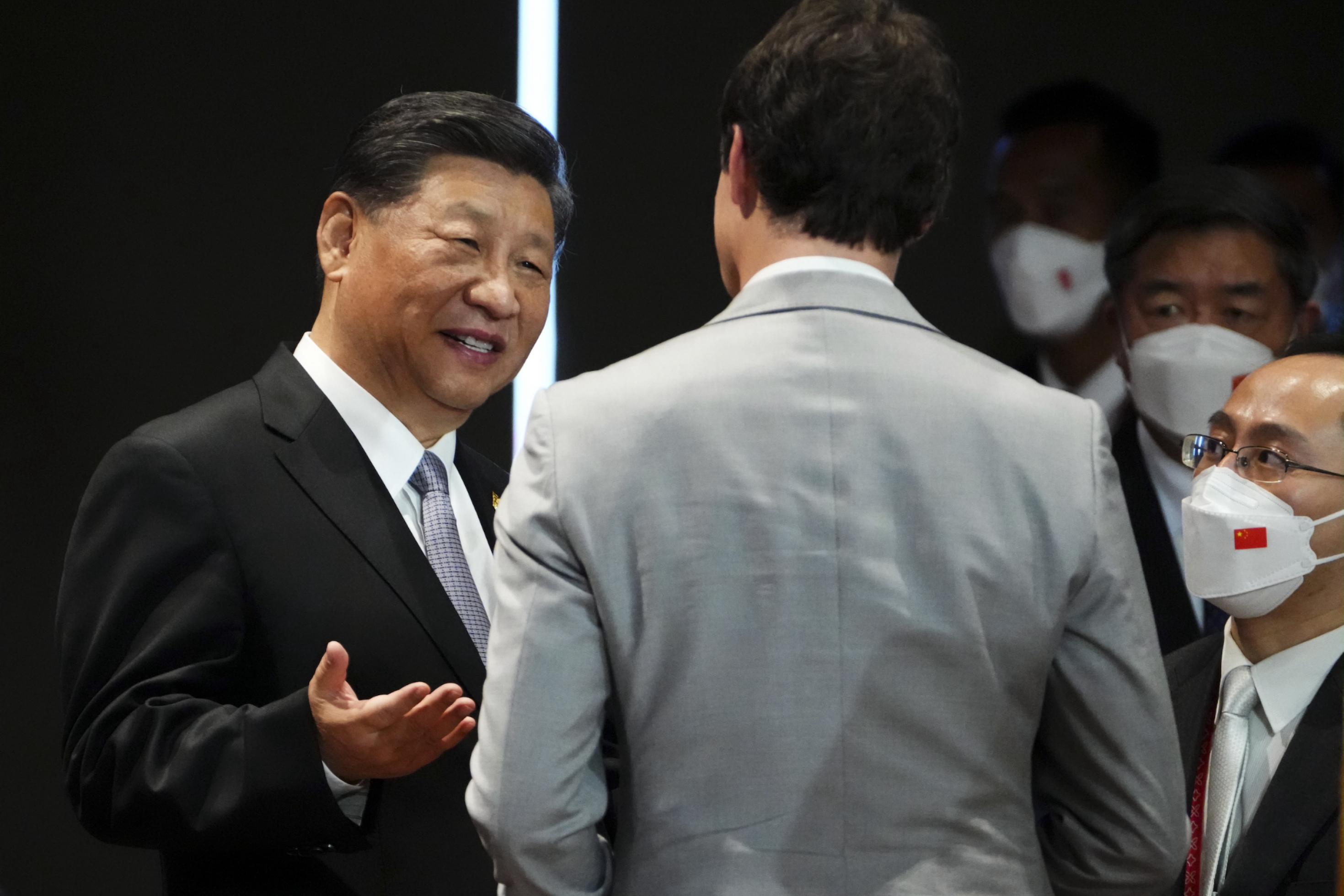 Xi und Trudeau auf einer Bühne, Xi spricht auf sein Gegenüber ein