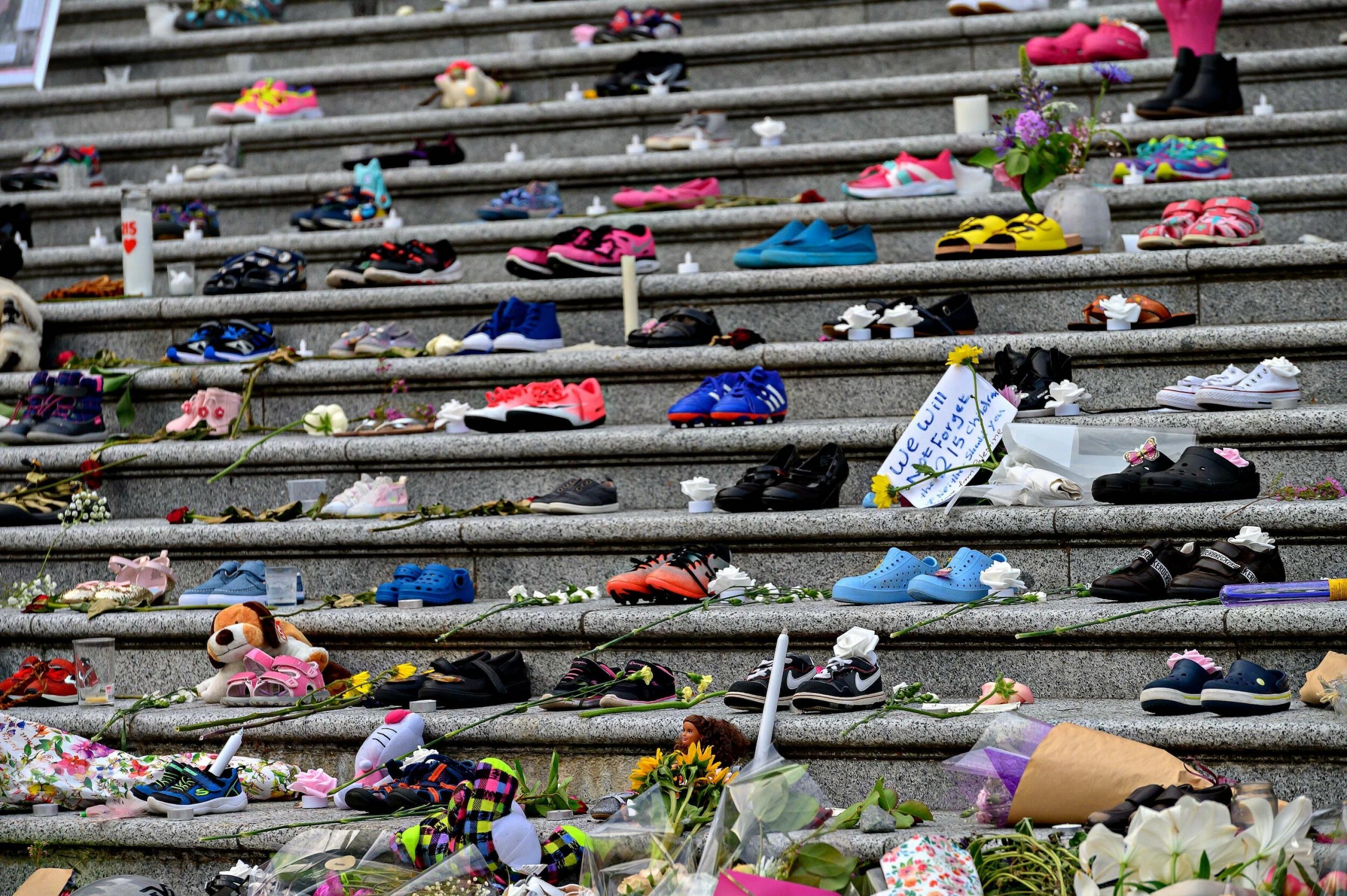 Kinderschuhe stehen zum Protest auf den Stufen des Museums