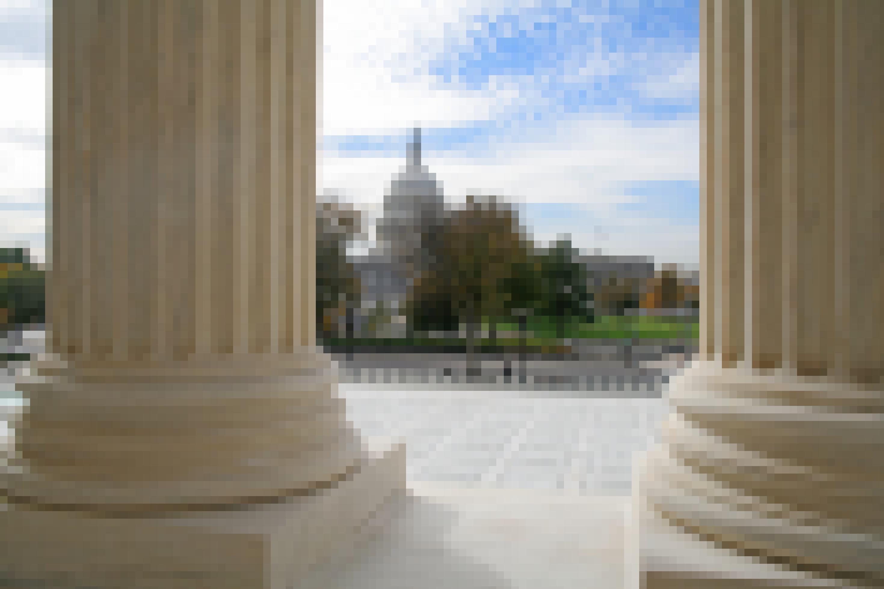 Das Kapitol der USA, betrachtet von den Säulen des Obersten Gerichthsofes aus.