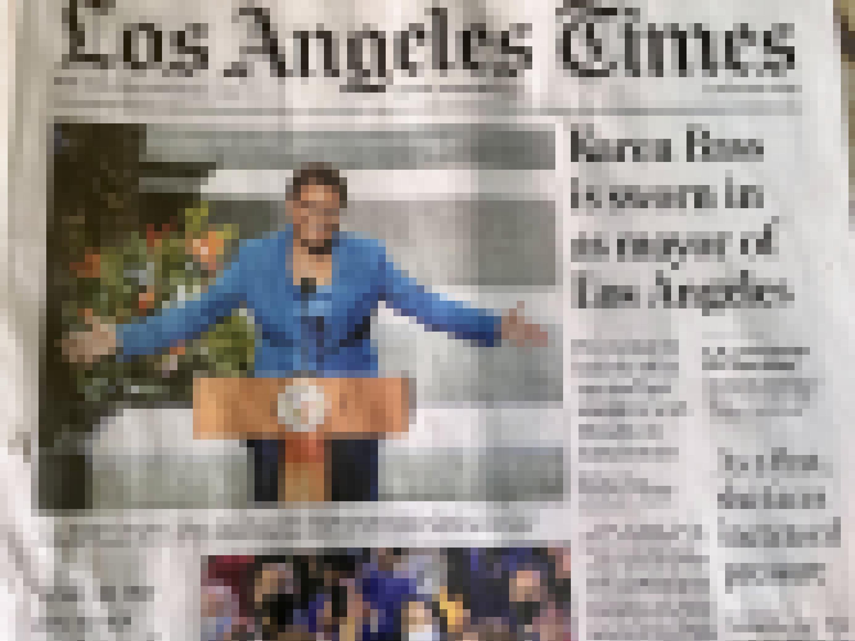 Erste Seite der Los Angeles, ein Foto von Karen Bass am Rednerpult – 69 Jahre, blauer Hosenanzug, kurzer Afro, Brille streckt die Arme wie zur Umarmung aus.