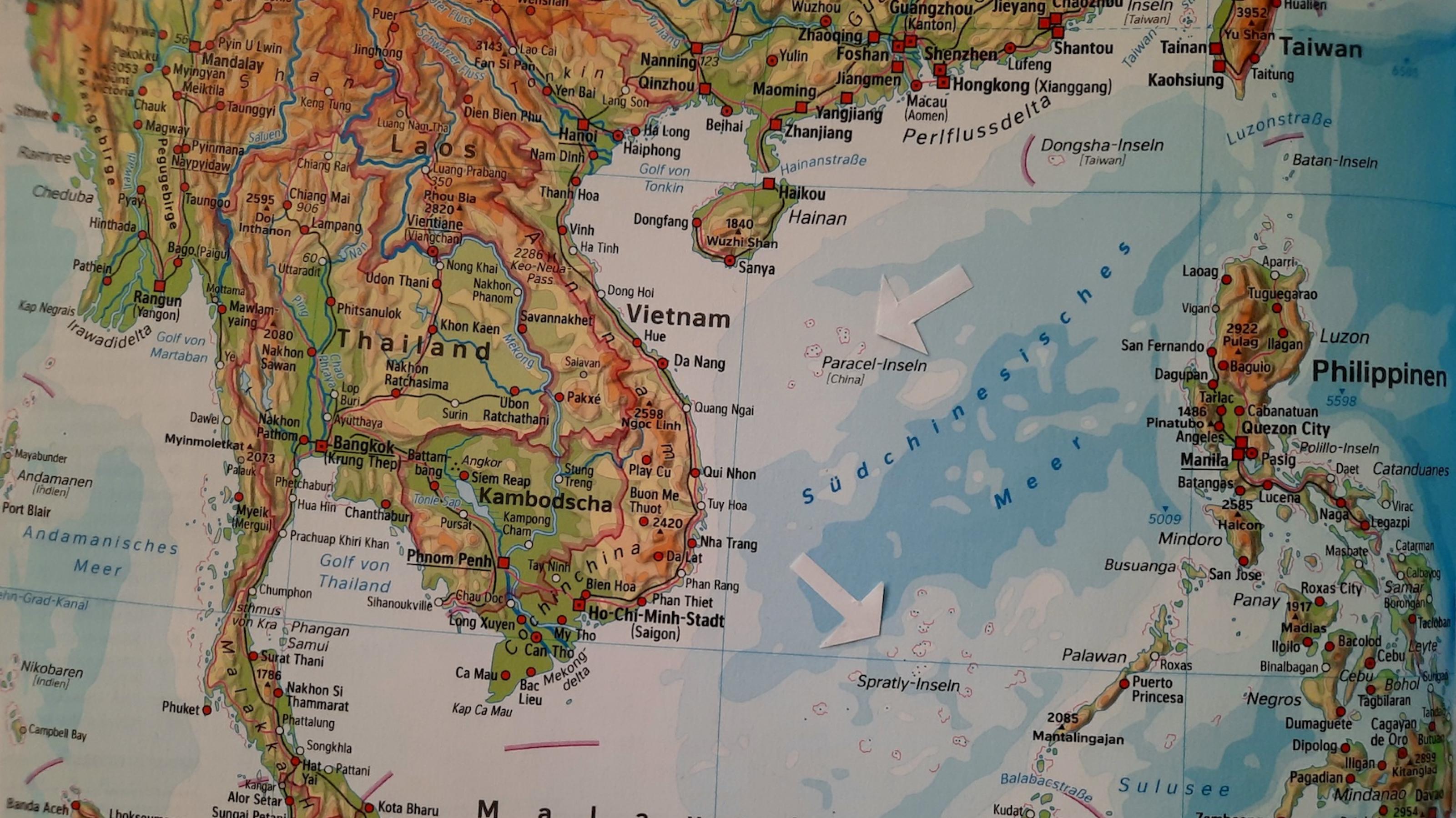 Karte des Südchinesischen Meeres mit Hinweispfeilen auf die Paracel-Inseln und die Spratley-Inseln