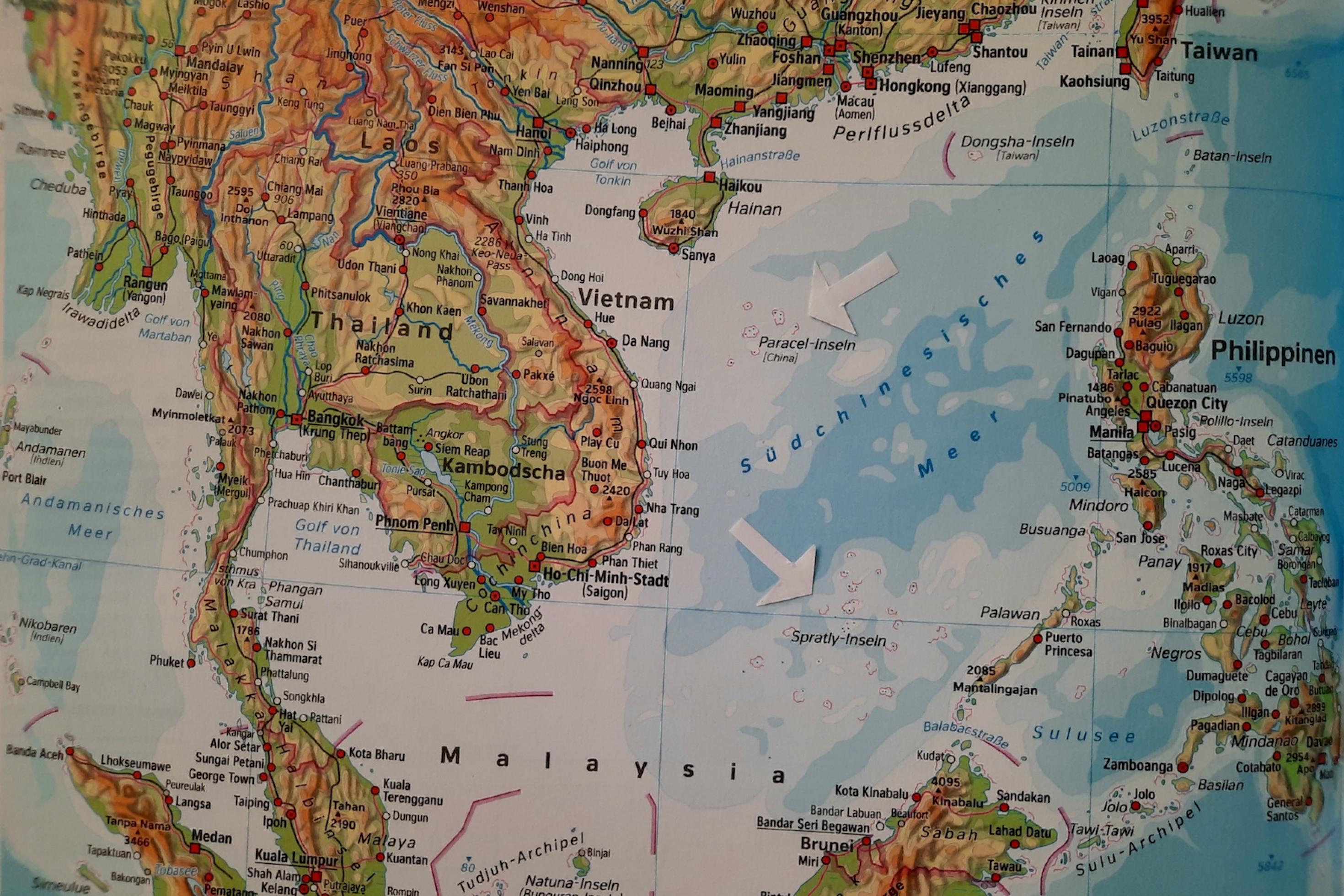 Karte des Südchinesischen Meeres mit Hinweispfeilen auf die Paracel-Inseln und die Spratley-Inseln