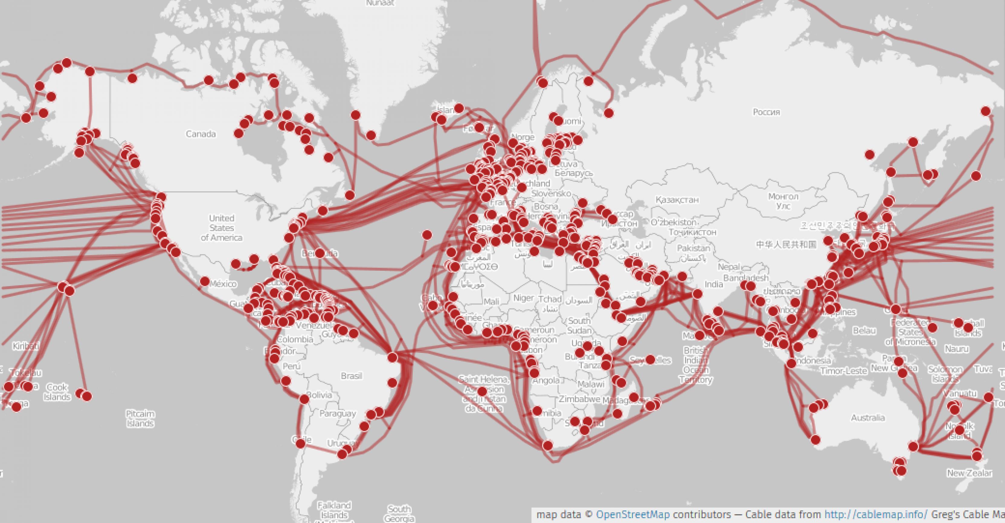 Karte von Internetkabeln im Meer, die in Europa, Nordamerika oder Ostasien deutlich zahlreicher sind als rund um Afrika