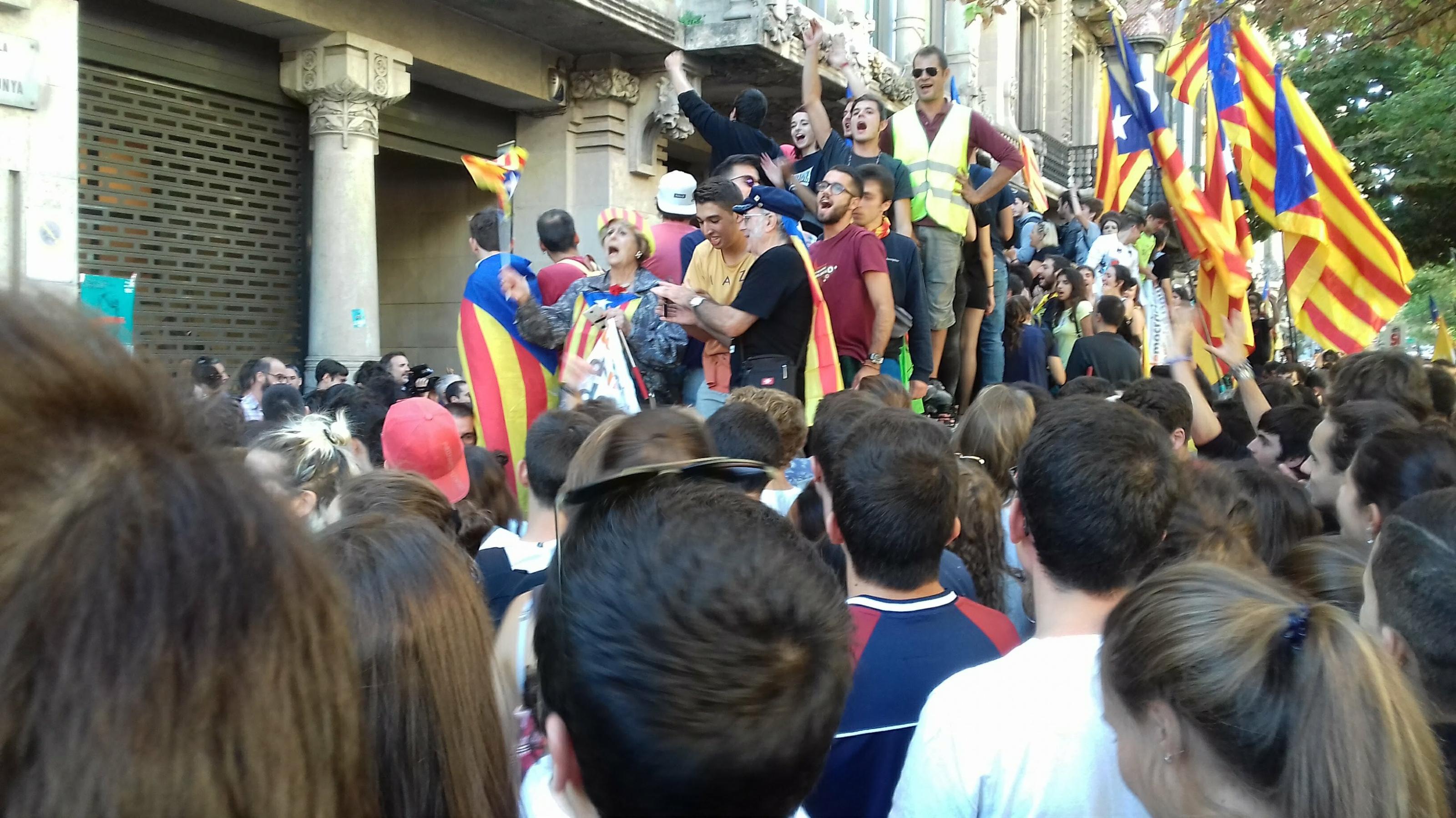 Menschen mit katalanischen Pro-Unabhängigkeitsfahnen demonstrieren vor dem katalanischen Wirtschaftsministerium gegen polizeiliche Durchsuchungen.