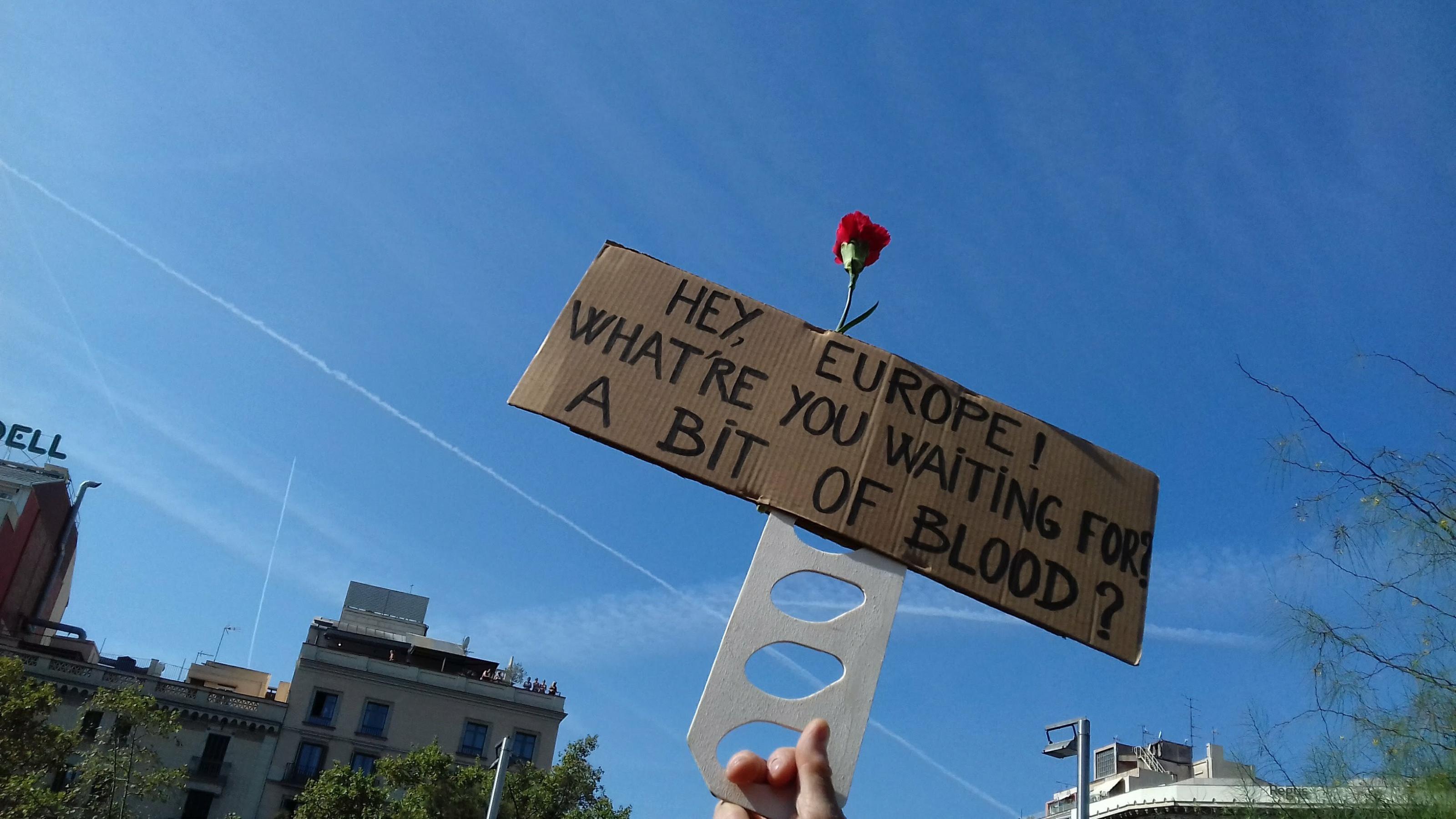 Schild auf einer Demonstration der katalanischen Unabhängigkeitsbewegung in Barcelona mit der Aufschrift: „Europa, worauf wartest du? Auf ein bisschen Blut?“