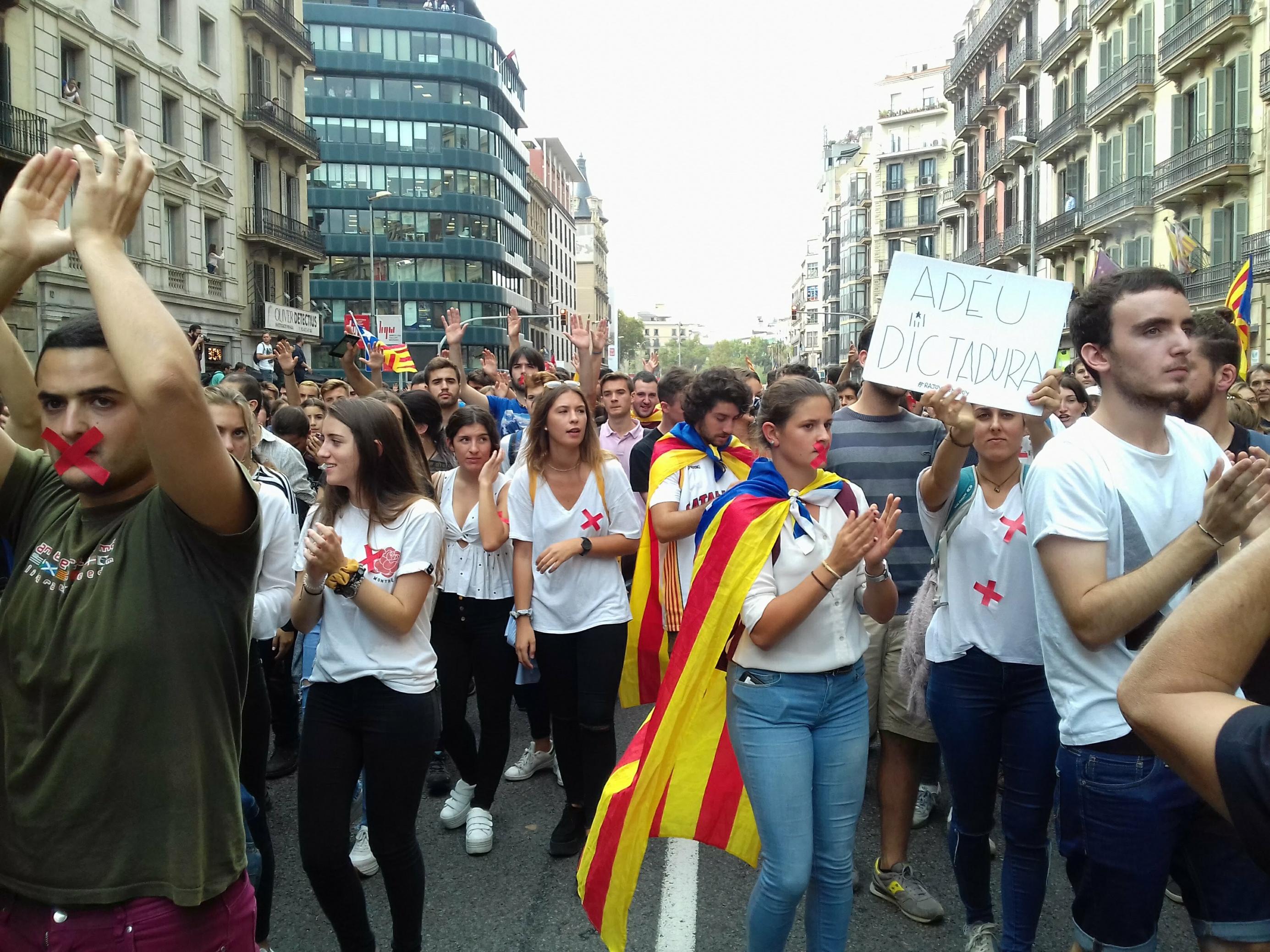 Am Tag nach dem katalanischen Unabhängigkeitsreferendum vom 1. Oktober 2017 protestieren in Barcelona Studierende gegen die Polizeigewalt.
