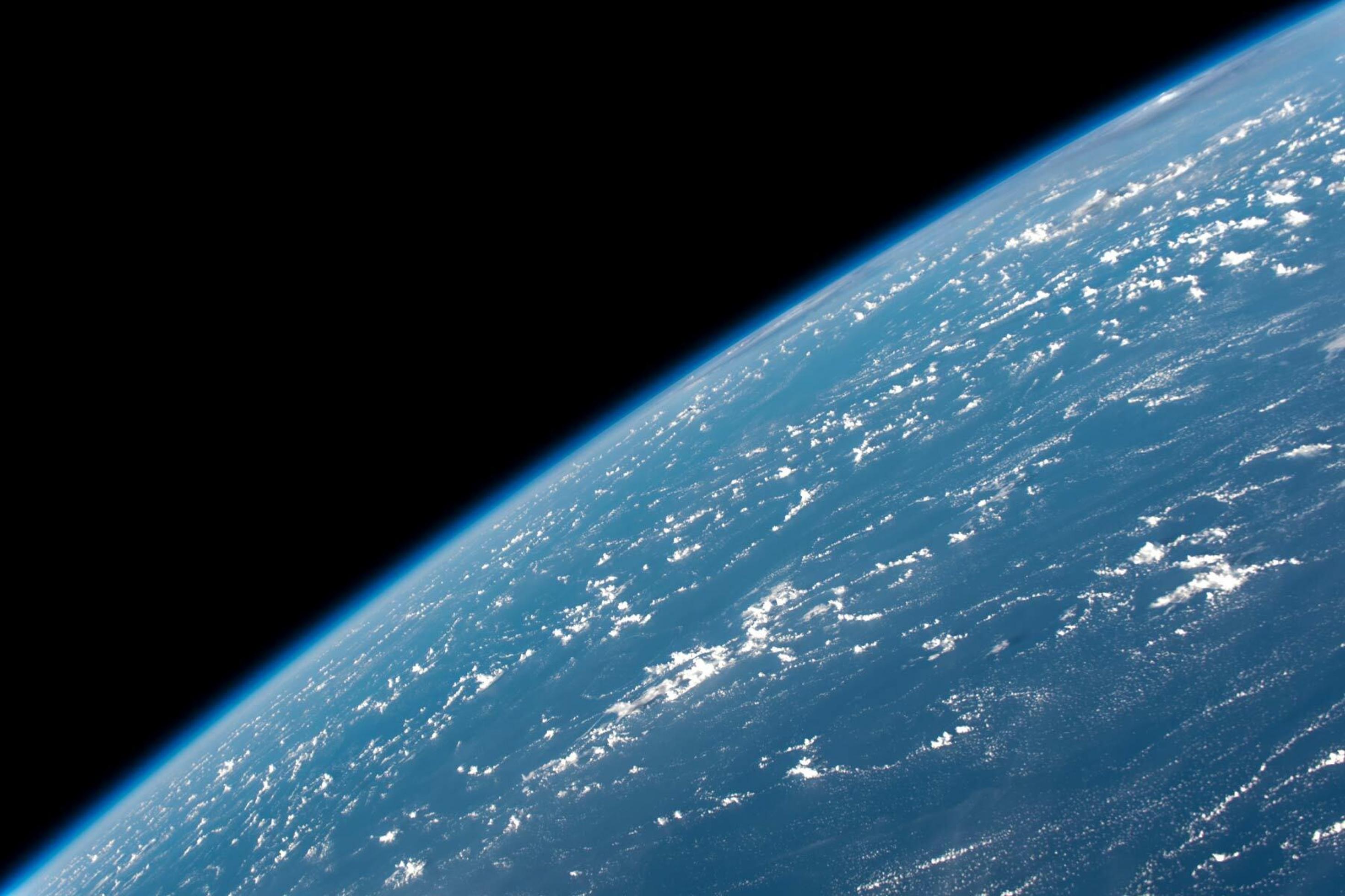 Es gibt keinen Planeten B – Die Erde als blauer Planet. Ein wunderschönes Symbolfoto von Alexander Gerst, der damit Bezug nimmt zur Klimakonferenz der Vereinten Nationen, die im Dezember 2018 im polnischen Kattowitz stattfand, und schreibt: „Jetzt steht alles auf dem Spiel. Während sich 20 000 Experten aus 90 Ländern in Kattowitz zum größten Klimaforum der Welt COP24 versammeln, müssen wir uns alle daran erinnern, dass es keinen Planeten B gibt.“