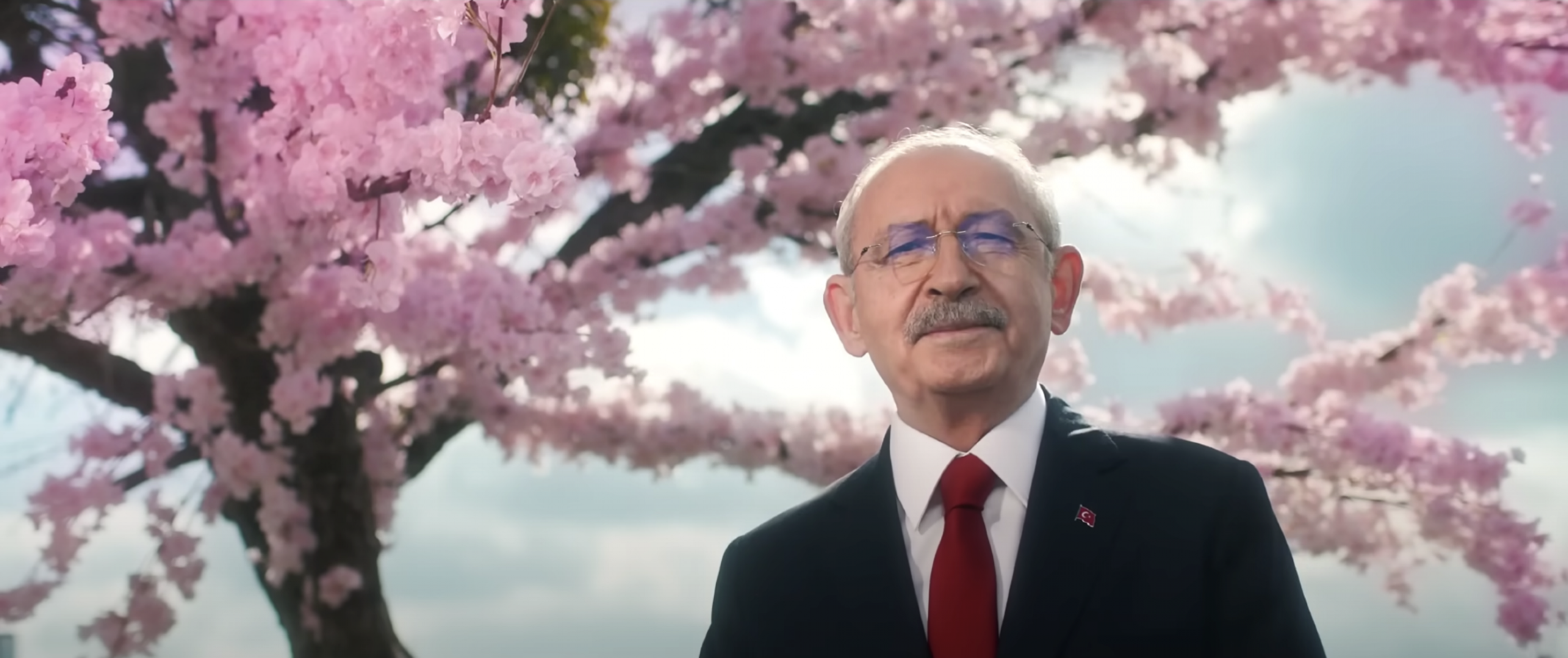 Kemal Kılıçdaroğlu vor einem blühenden Baum