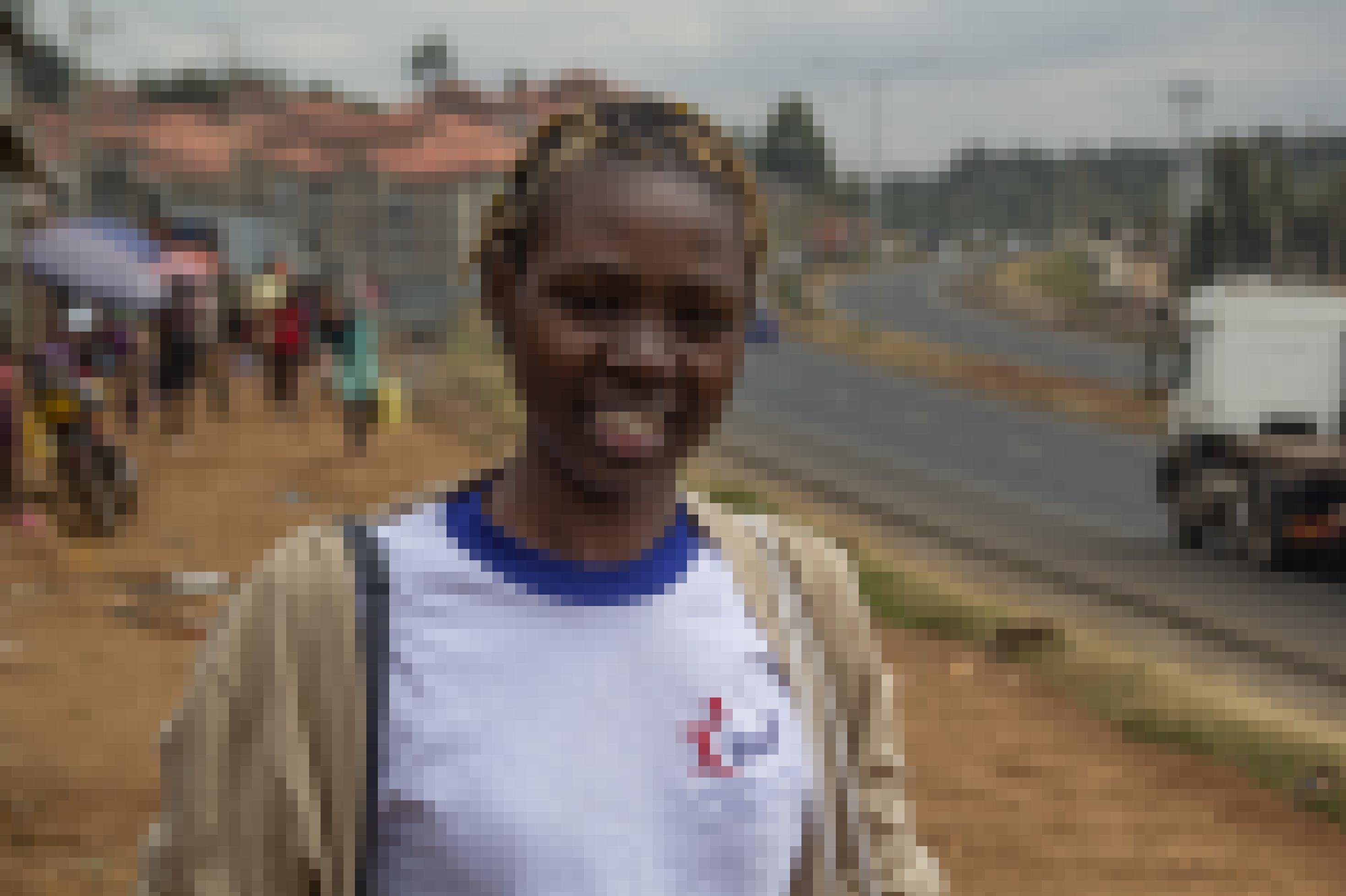 Eine junge Frau mit kurzen Rasta-Zöpfen, Evelyne Odhiambo, am Rande eines Slums.