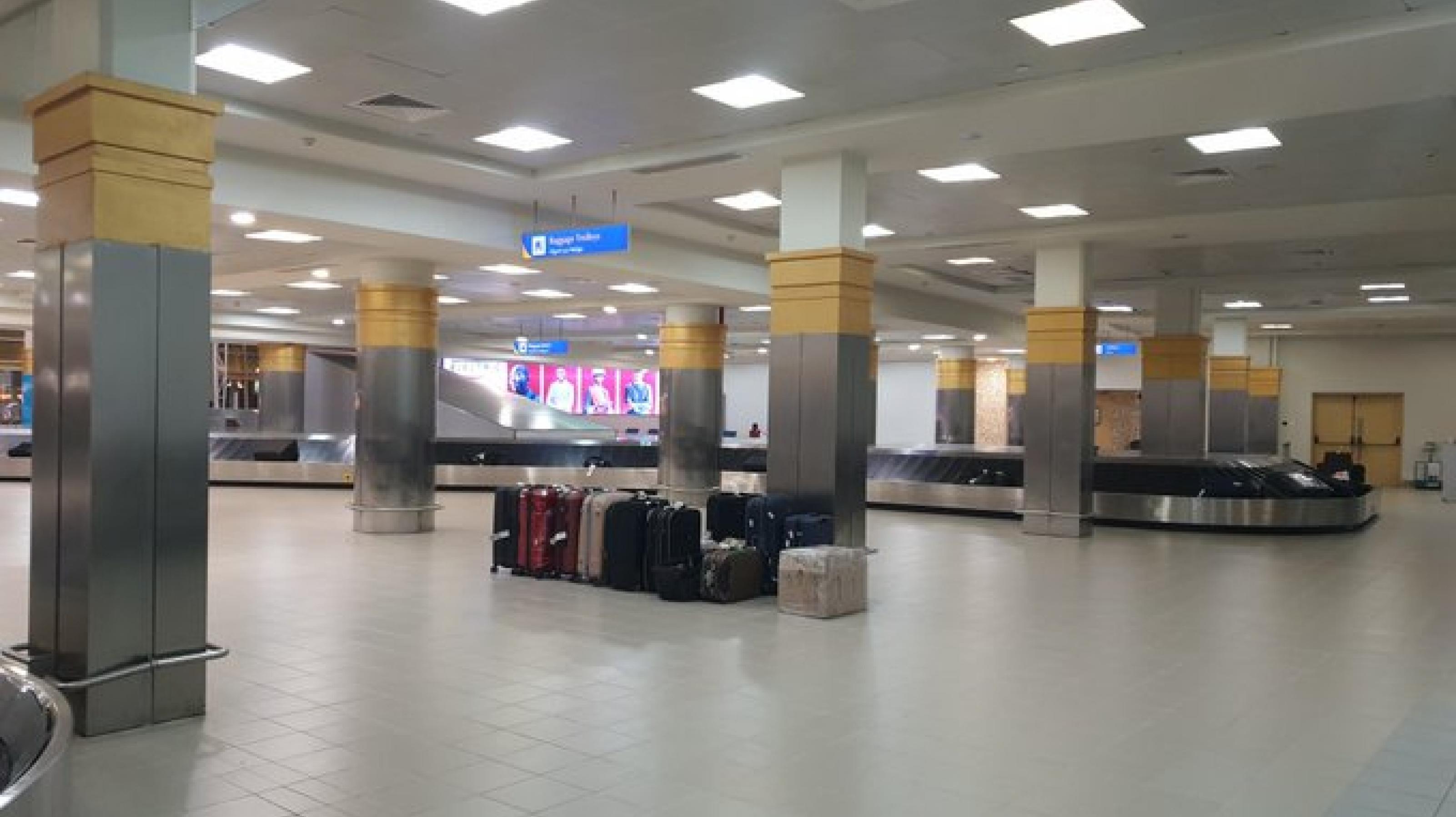 Leere Flughafenhalle mit Gepäckbändern