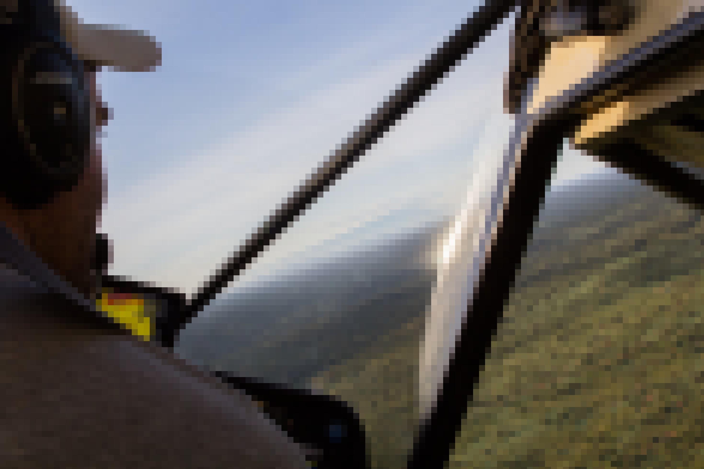 Flug über Loisaba mit Blick auf den Mount Kenya. Der Pilot ist im Anschnitt zu sehen, Teile des Flugzeugs und in der Ferne, fast schon im Dunst, der höchste Berg Kenias.
