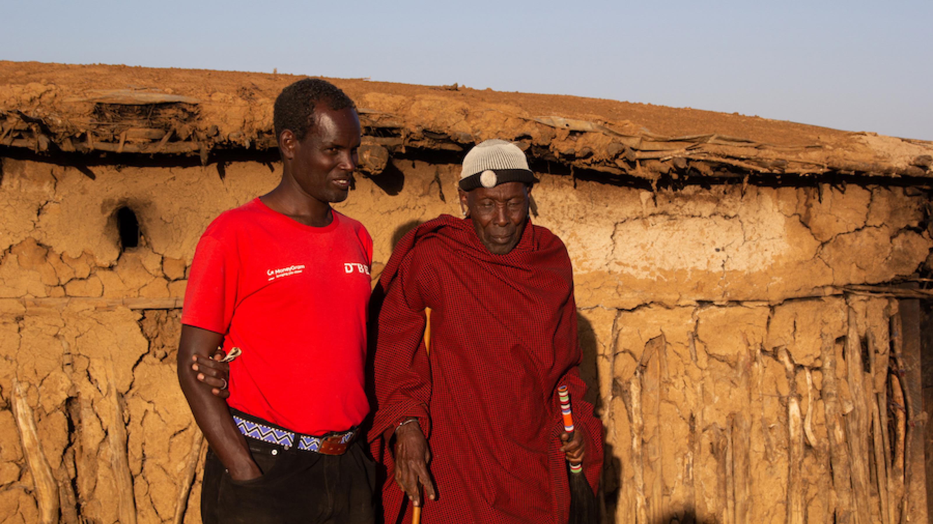 Turoop Losenge mit seinem Vater vor dessen Hütte in einem Dorf der Samburu