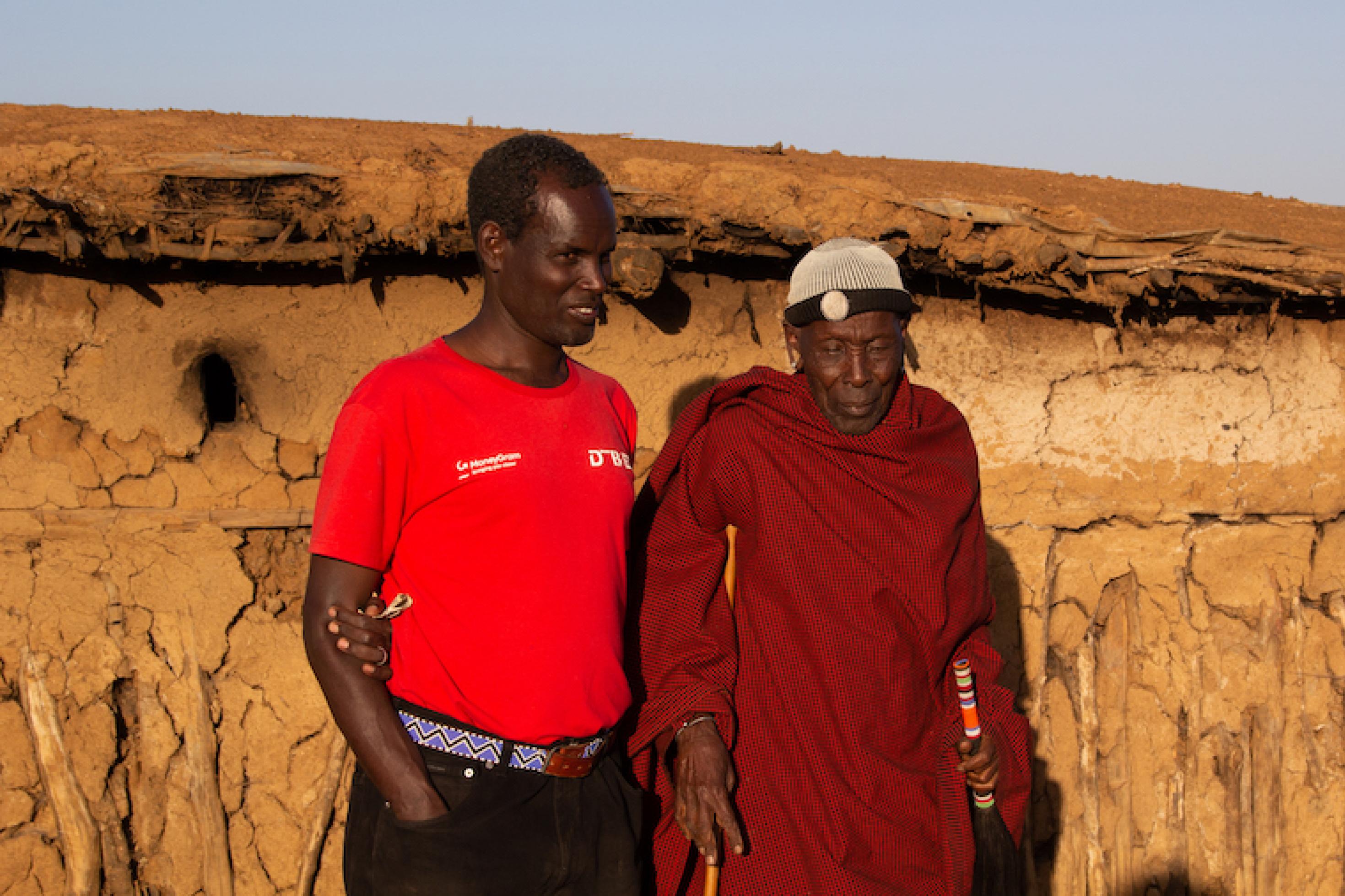 Turoop Losenge mit seinem Vater vor dessen Hütte in einem Dorf der Samburu