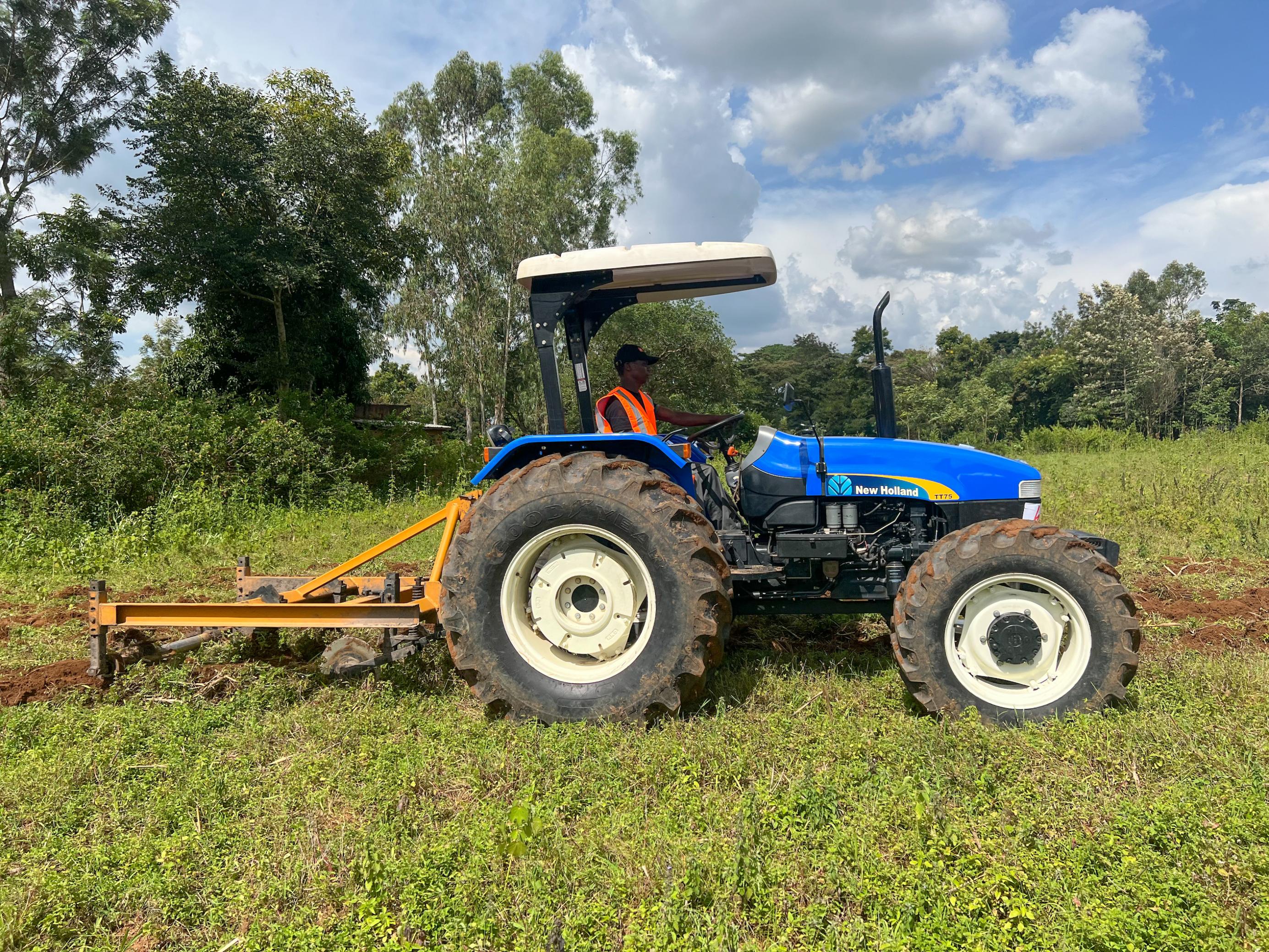 Der Traktor von der Seite. Das Feld ist immer noch ziemlich grün, selbst da, wo der Ripper schon im Einsatz war.