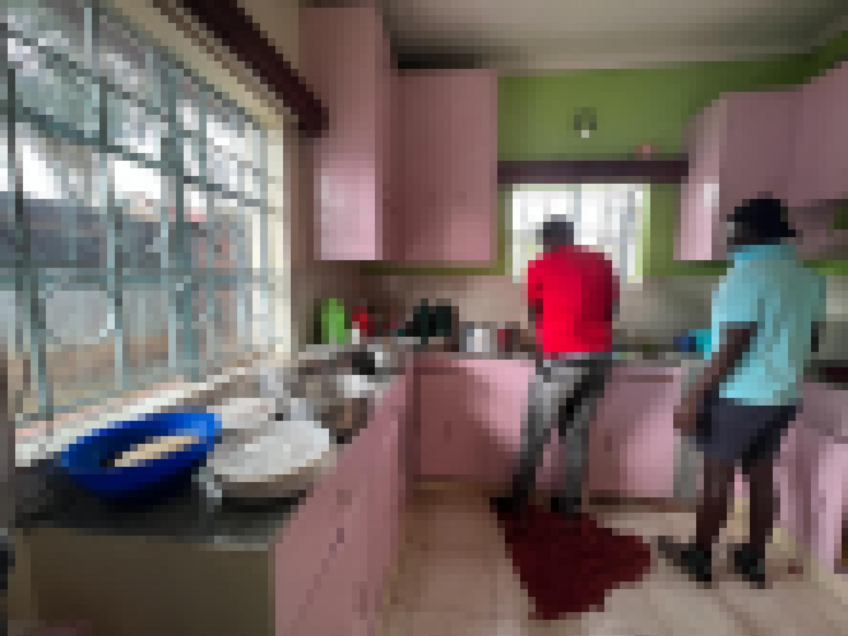 Zwei Männer, von hinten zu sehen, in einer Küche. Auf den Arbeitsplatten stehen Töpfe, offenbar wird ein Essen vorbereitet.