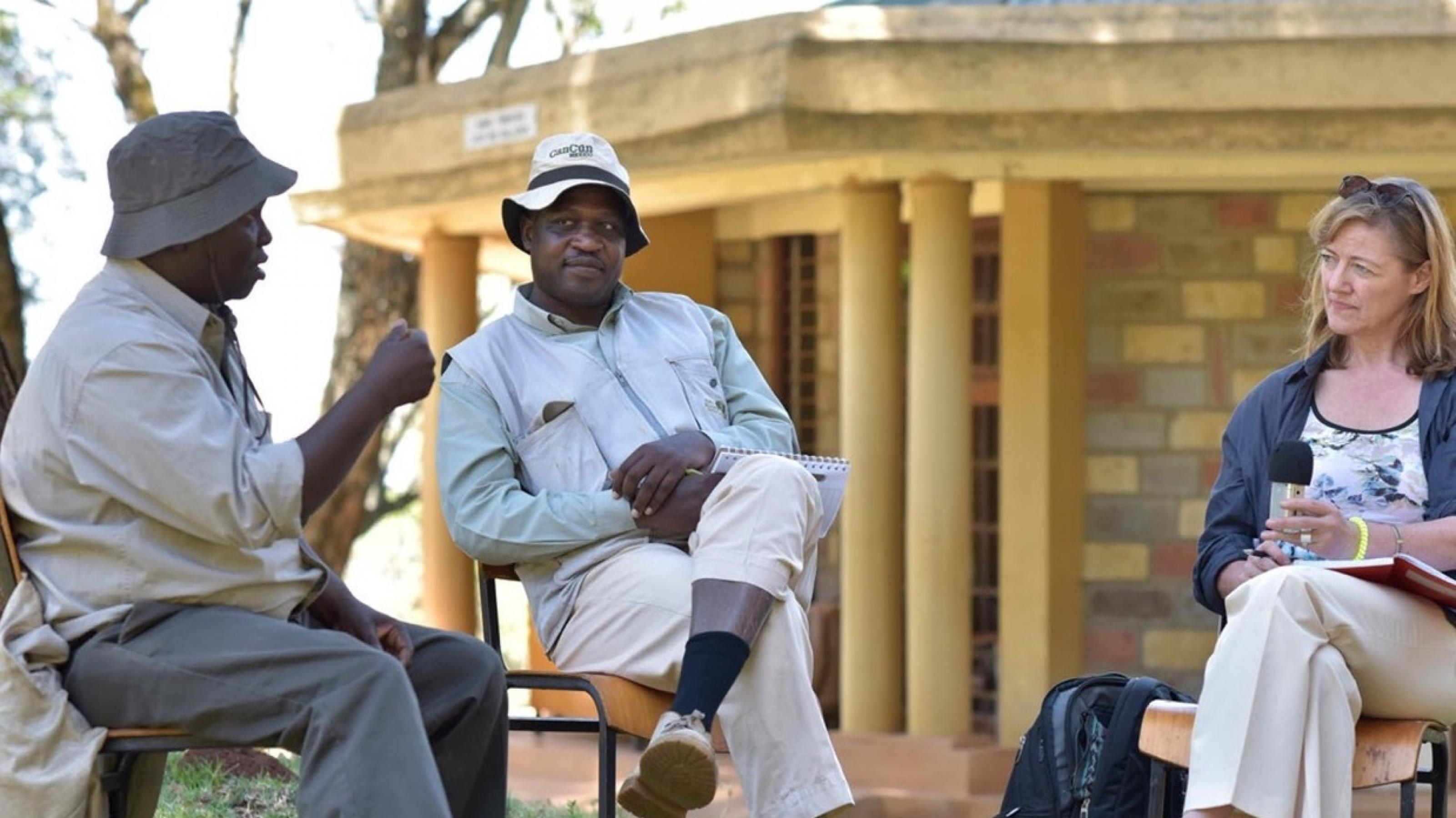 Reporterin interviewt zwei Kenianer zu den Naturparks an den Seen im Rift Valley