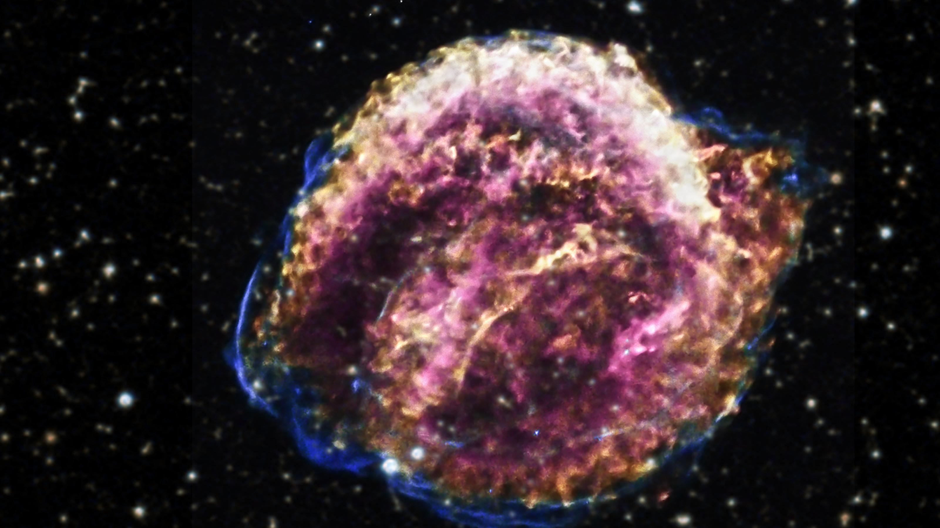 Eine rosa-pinke Gaswolke mit Verwirbelungen vor Sternen-Hintergrund