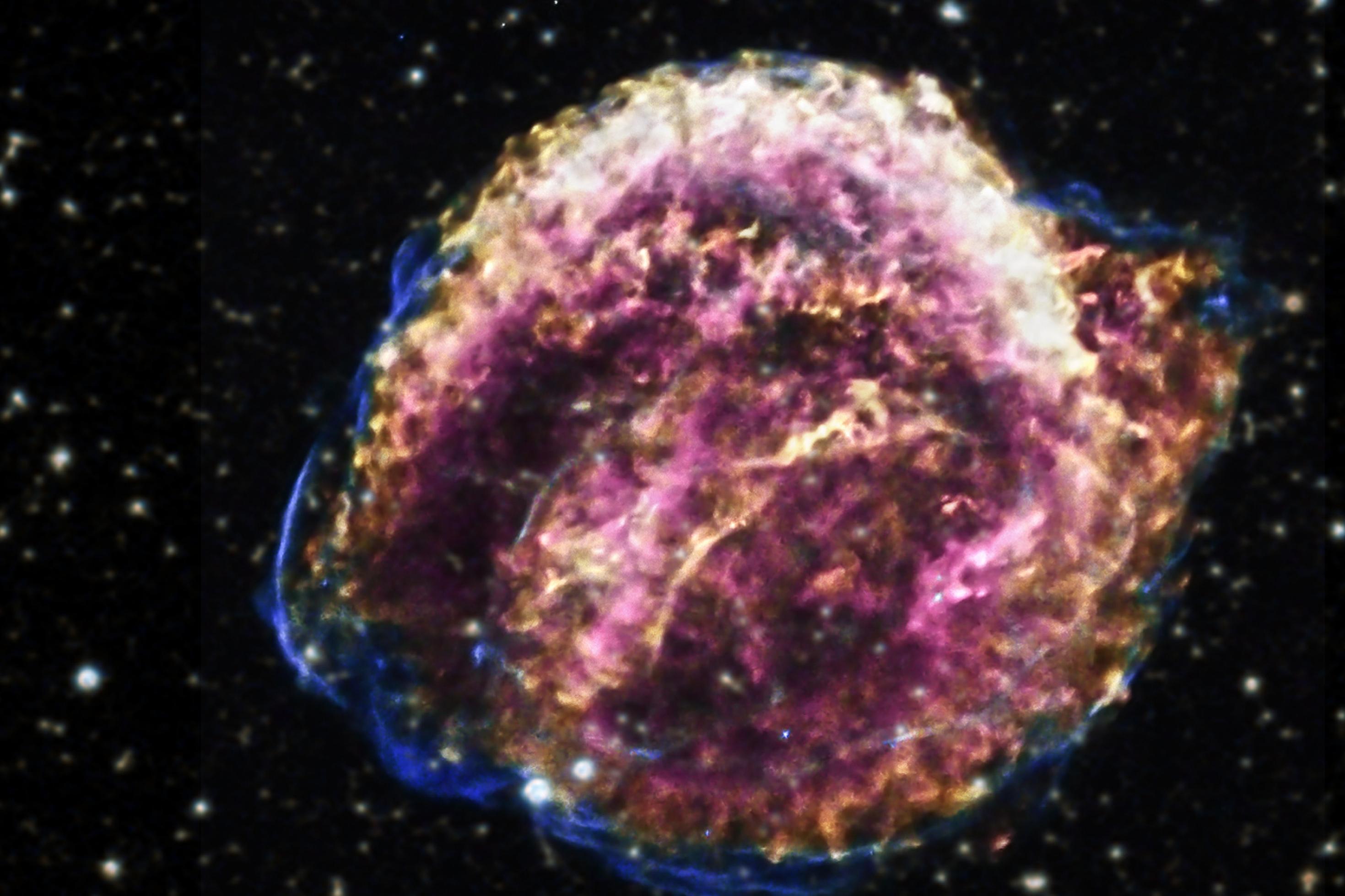 Eine rosa-pinke Gaswolke mit Verwirbelungen vor Sternen-Hintergrund