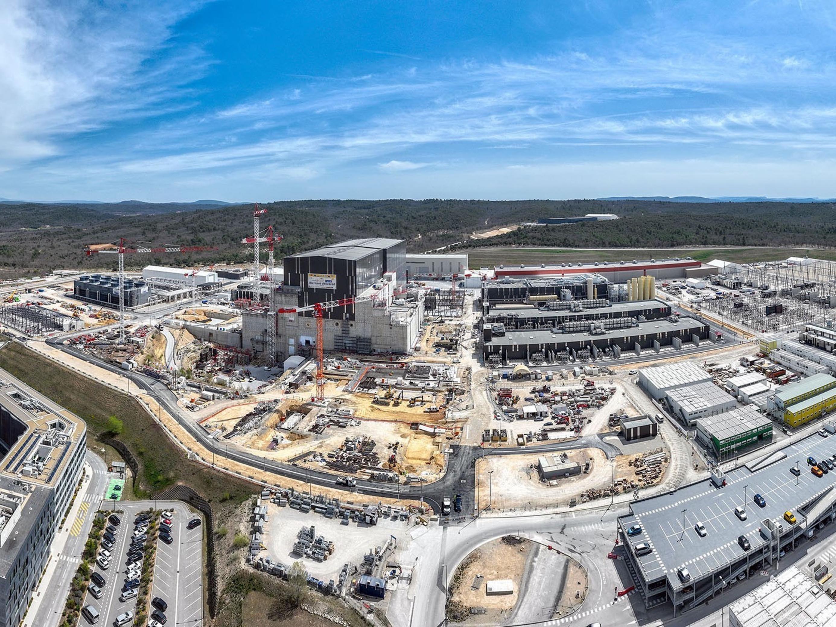 Riesige Baustelle aus der Luft mit vielen großen Gebäuden.