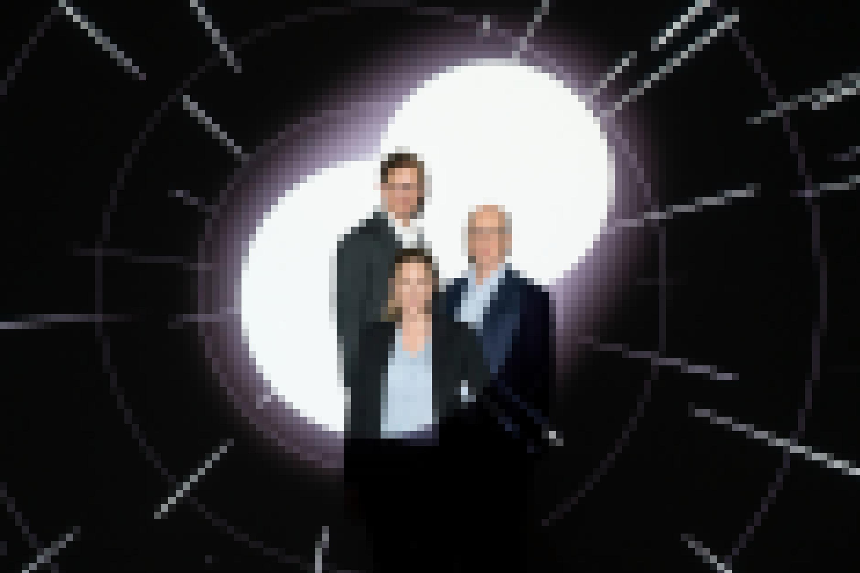 Drei Personen posieren vor einer Kulisse, die an James Bond erinnert.