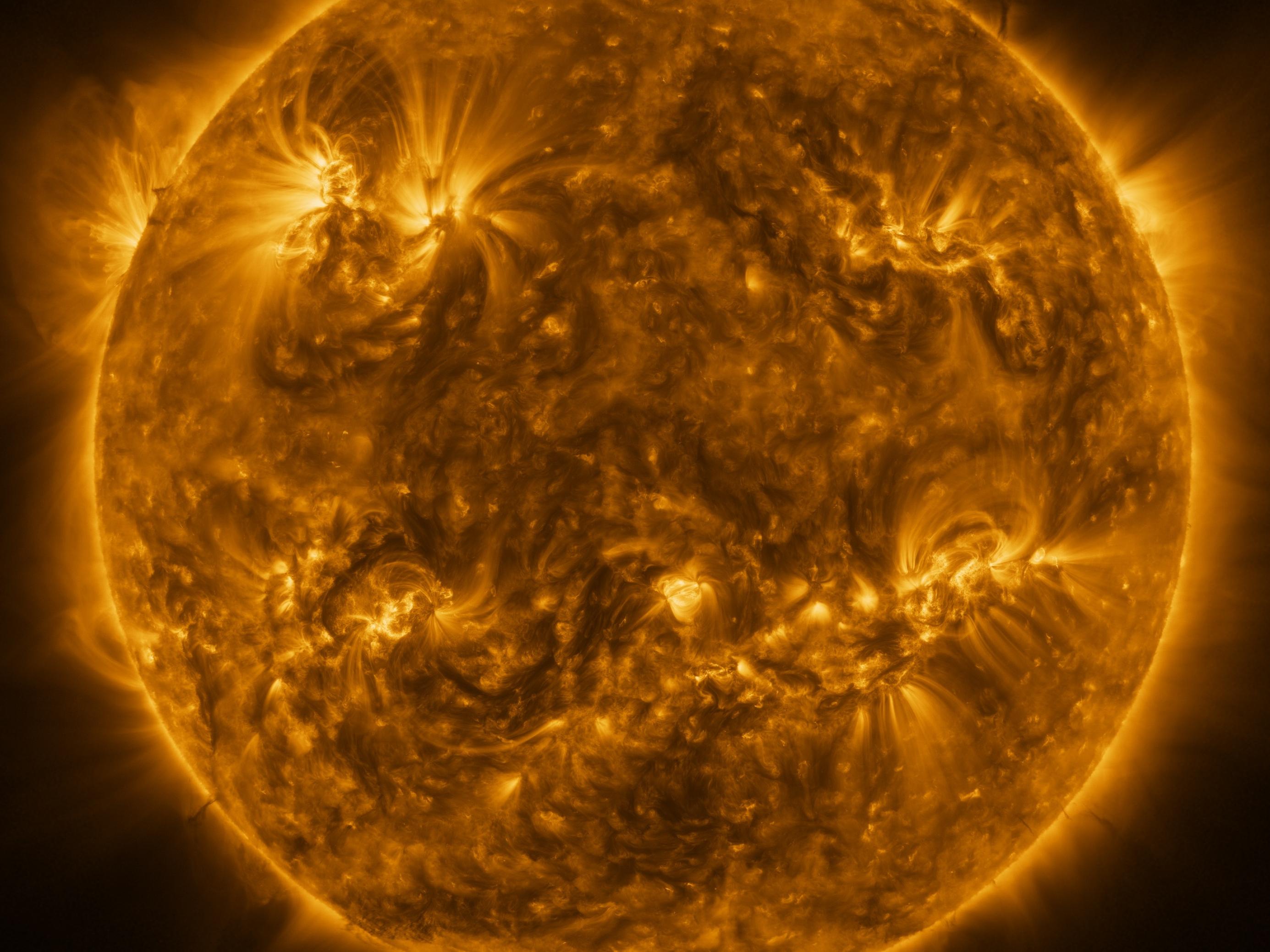 Der Feuerball der Sonne in einer sehr genauen Aufnahme, die das wilde Treiben auf dem Zentralgestirn zeigt.