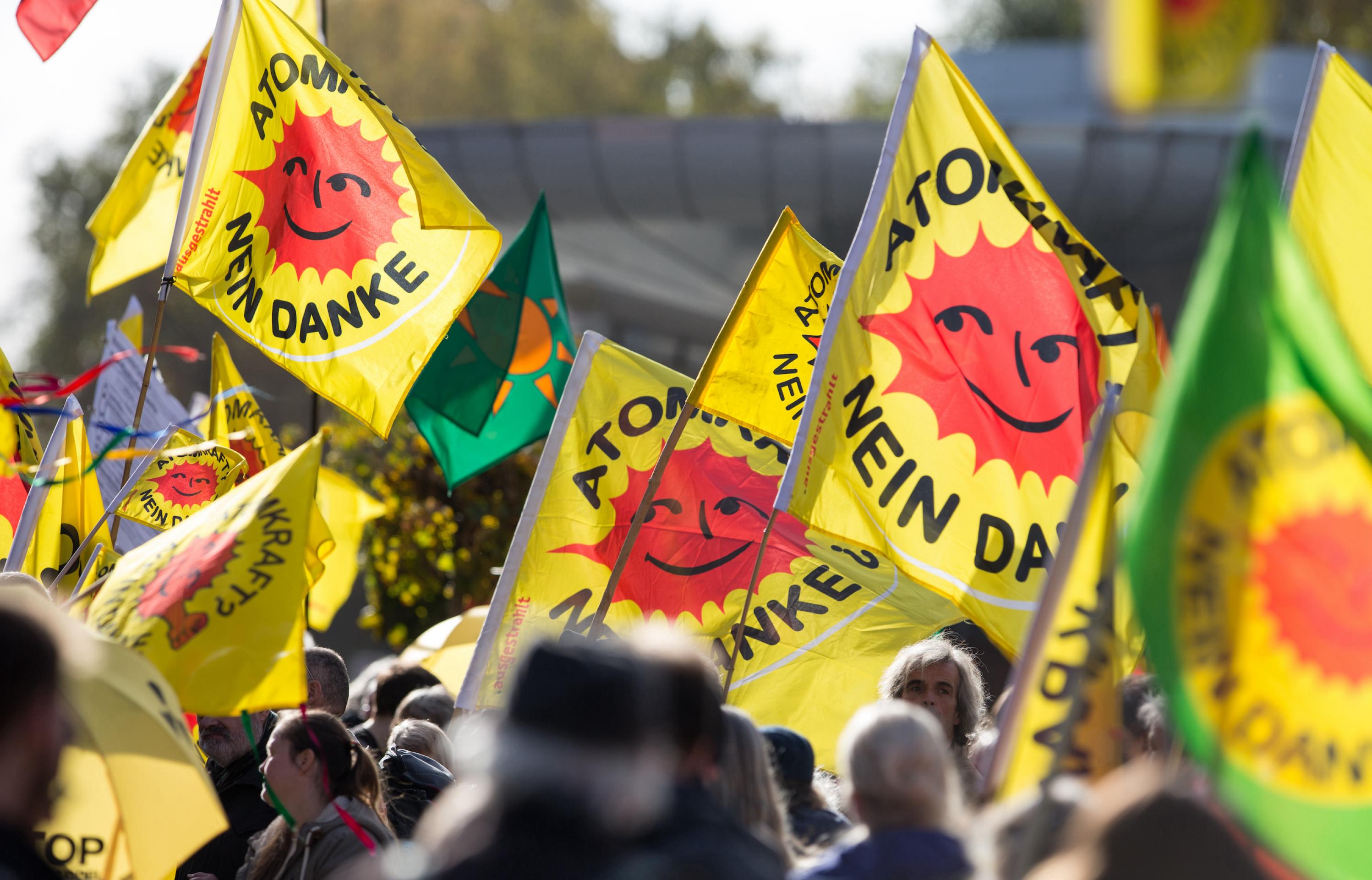 „Atomkraft Nein Danke“ steht auf den Transparenten von Demonstranten