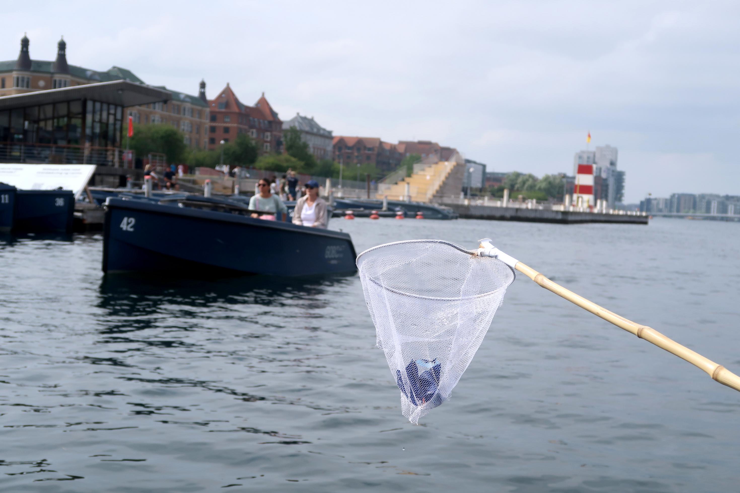 Nahaufnahme eines Keschers in den Kanälen von Kopenhagen.