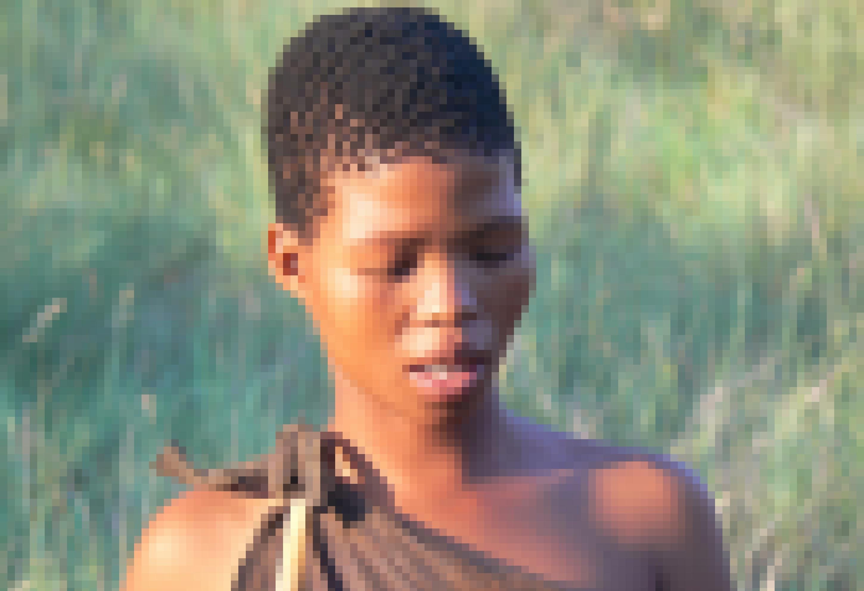 Das Bild zeigt eine junge San-Frau in Botswana vor einer Graslandschaft. Bei mehreren afrikanischen Bevölkerungsgruppen entdeckten Forscher kürzlich genetische Spuren, die darauf hinweisen, dass sich die Afrikaner vor langer Zeit mit einer rätselhaften, uralten „Geisterpopulation“ vermischt haben.