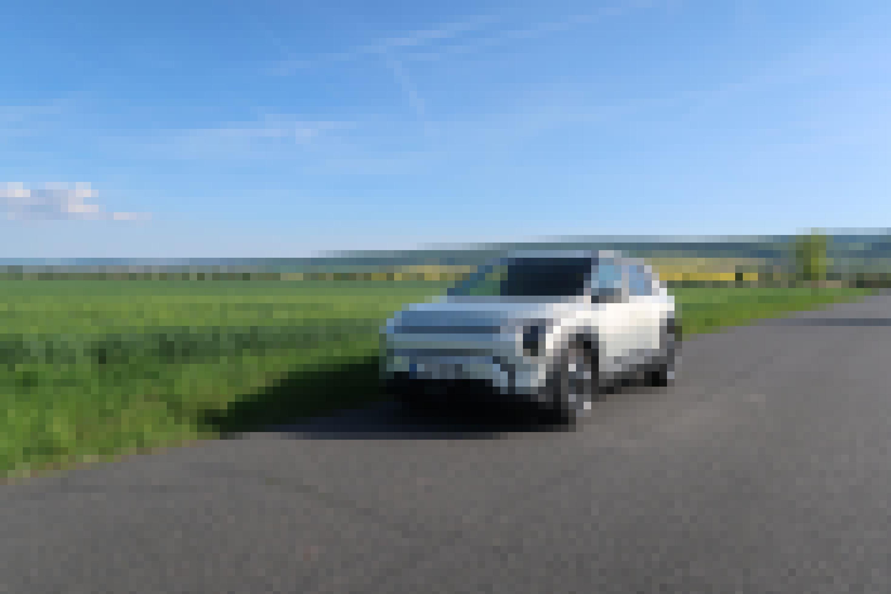 Kia EV3 fährt über eine Landstraße im Sommer.