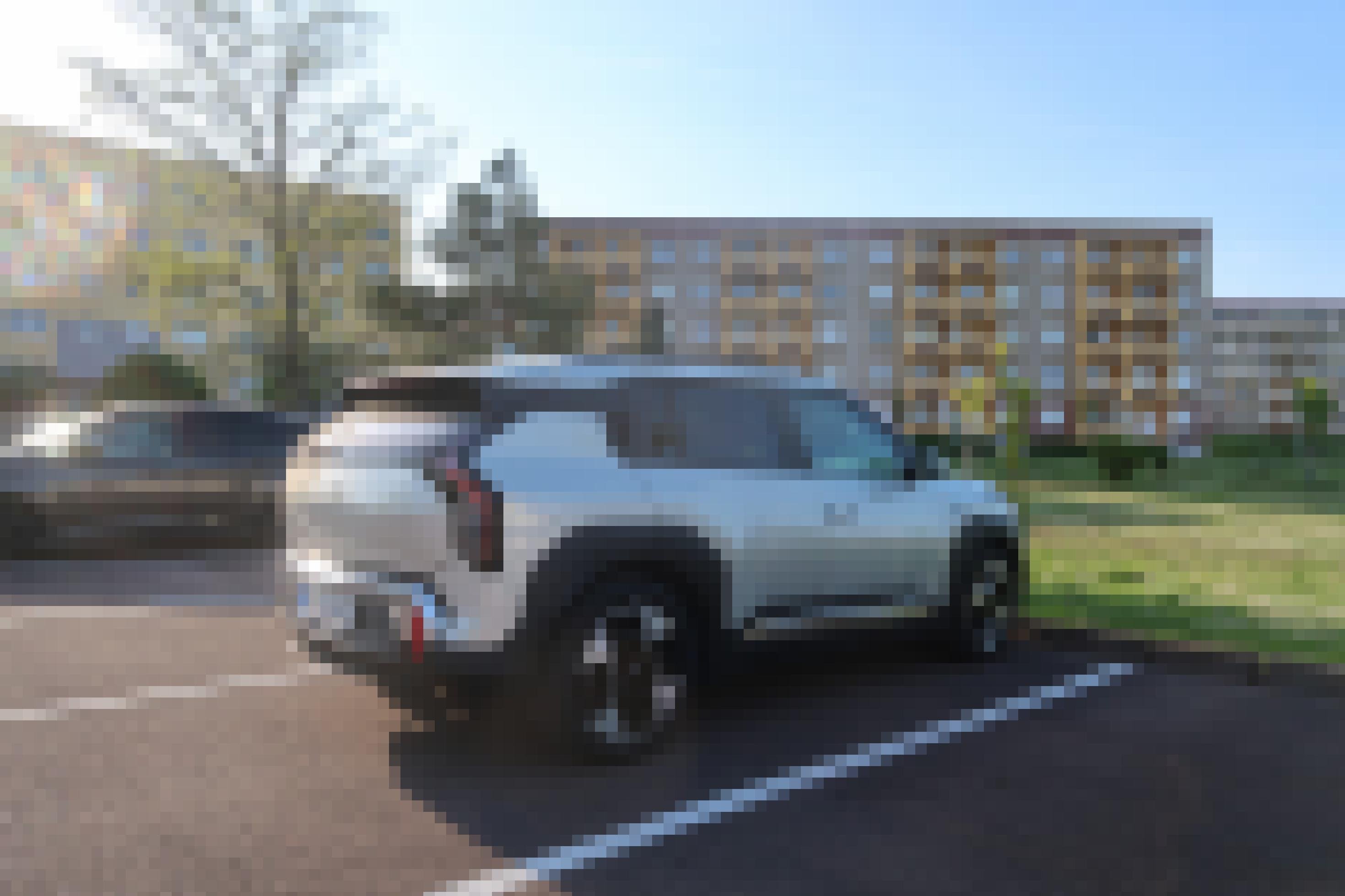 Kia EV3 steht auf einem Parkplatz vor einem Mehrfamilienhaus