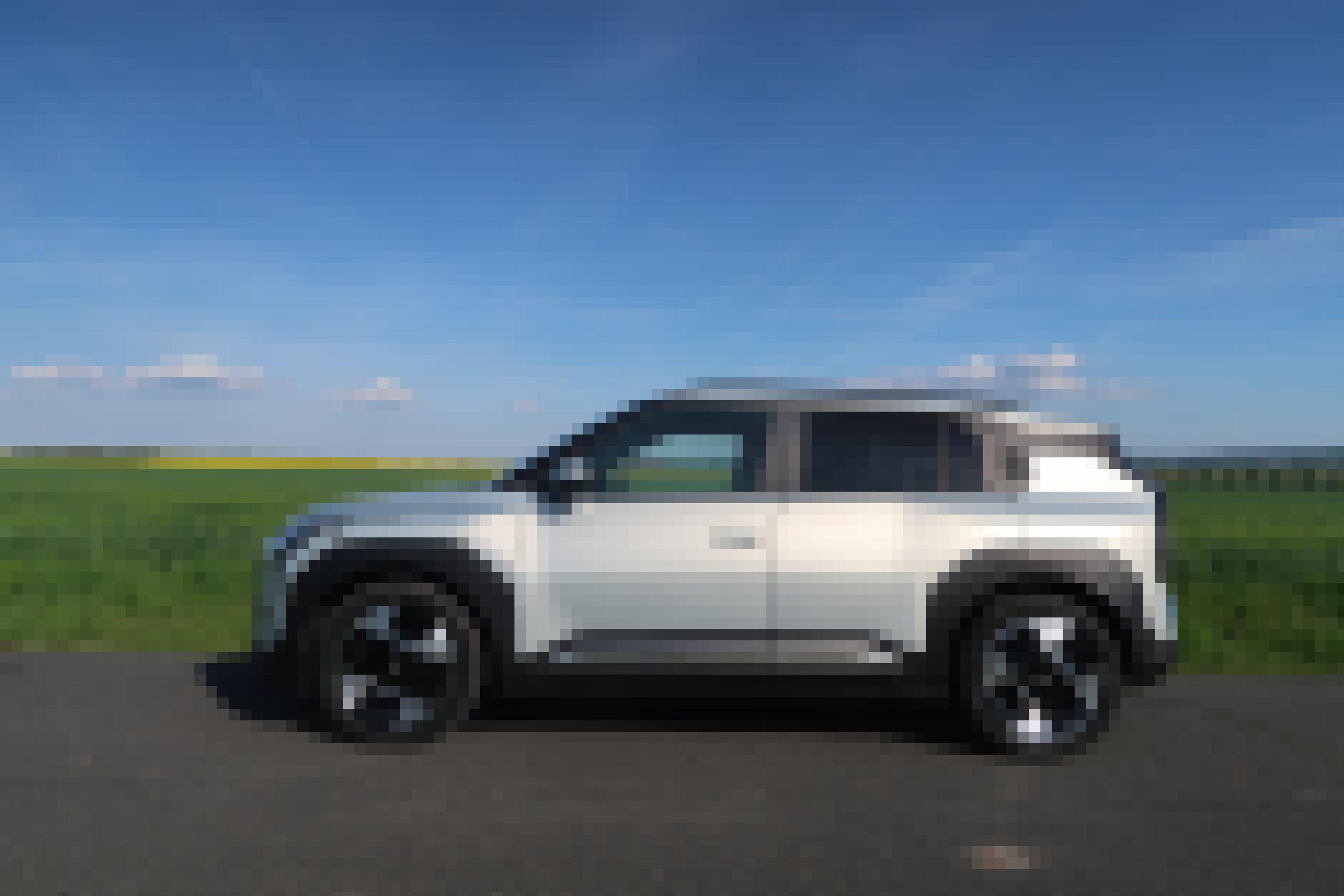 Kia EV3 fährt auf einer Landstraße
