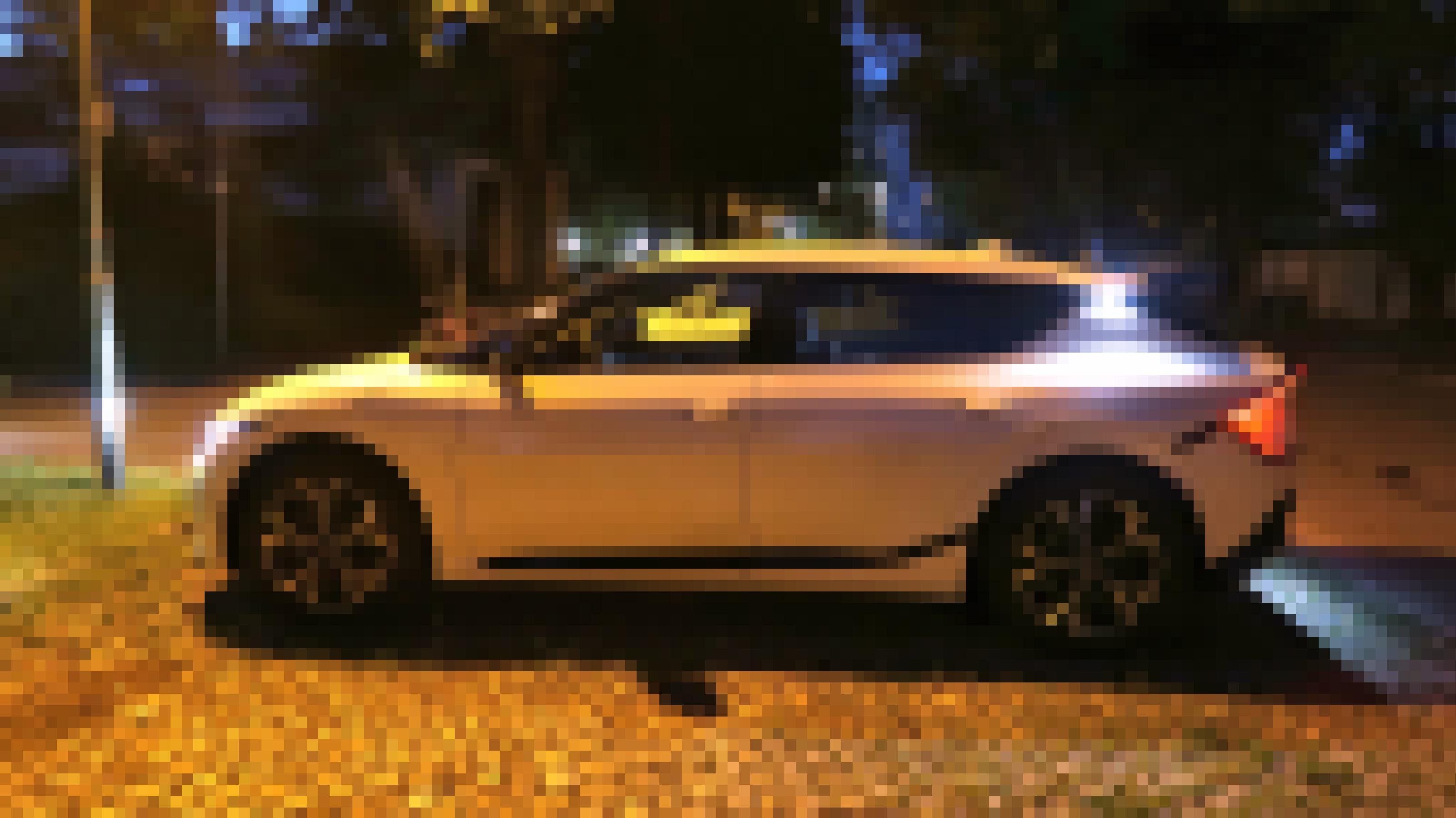 Kia EV6 auf Parkplatz bei Nacht.