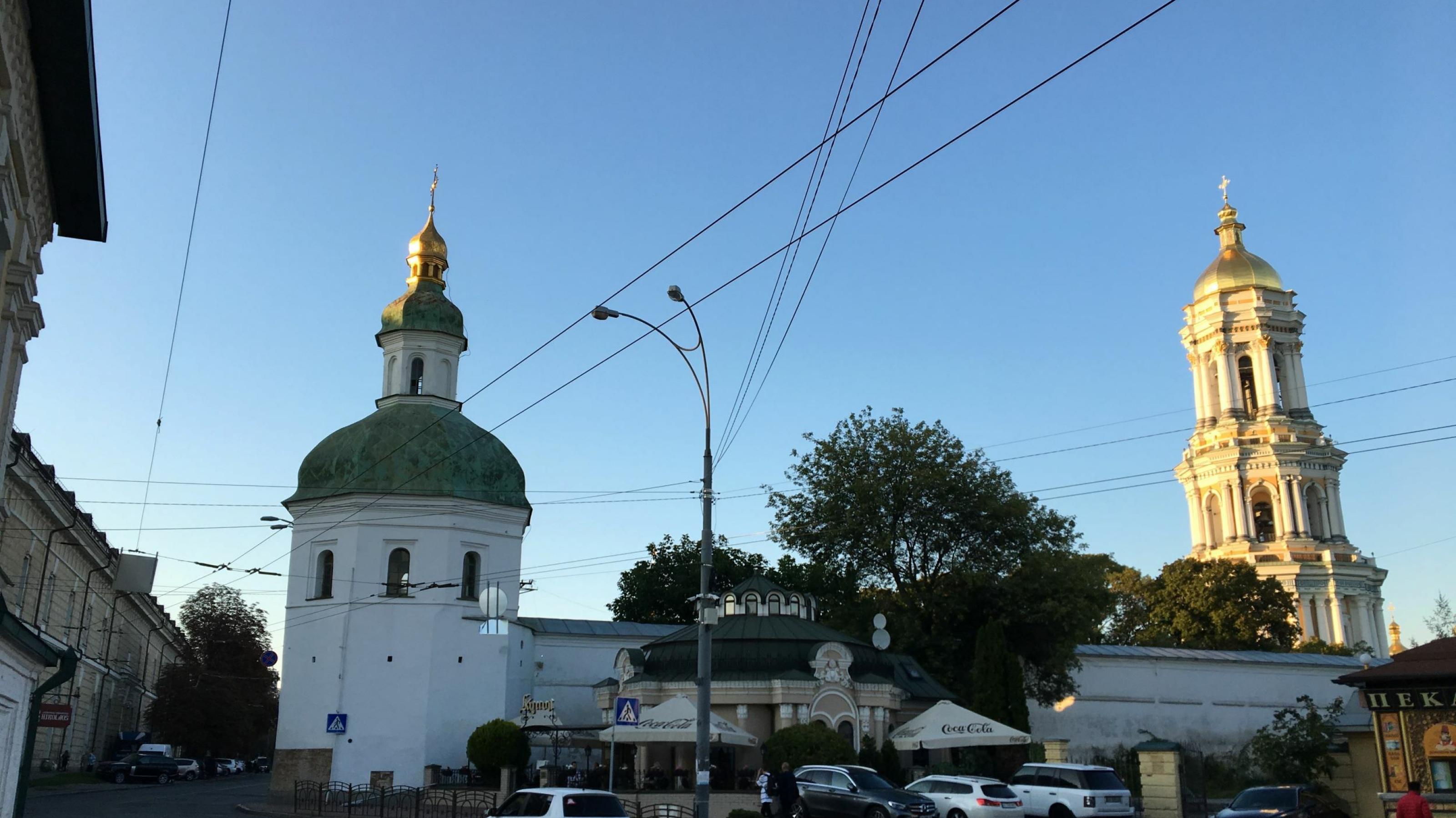 Das Bild zeigt zwei Türme des russisch-orthodoxen Höhlenklosters Lawra in Kiew vor Beginn des Kriegs gegen die Ukraine
